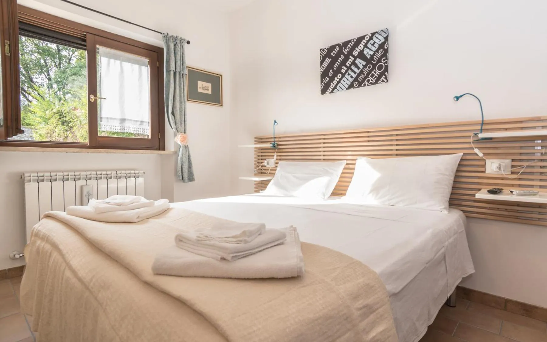 Shower, Bed in B&B Cantico Delle Creature