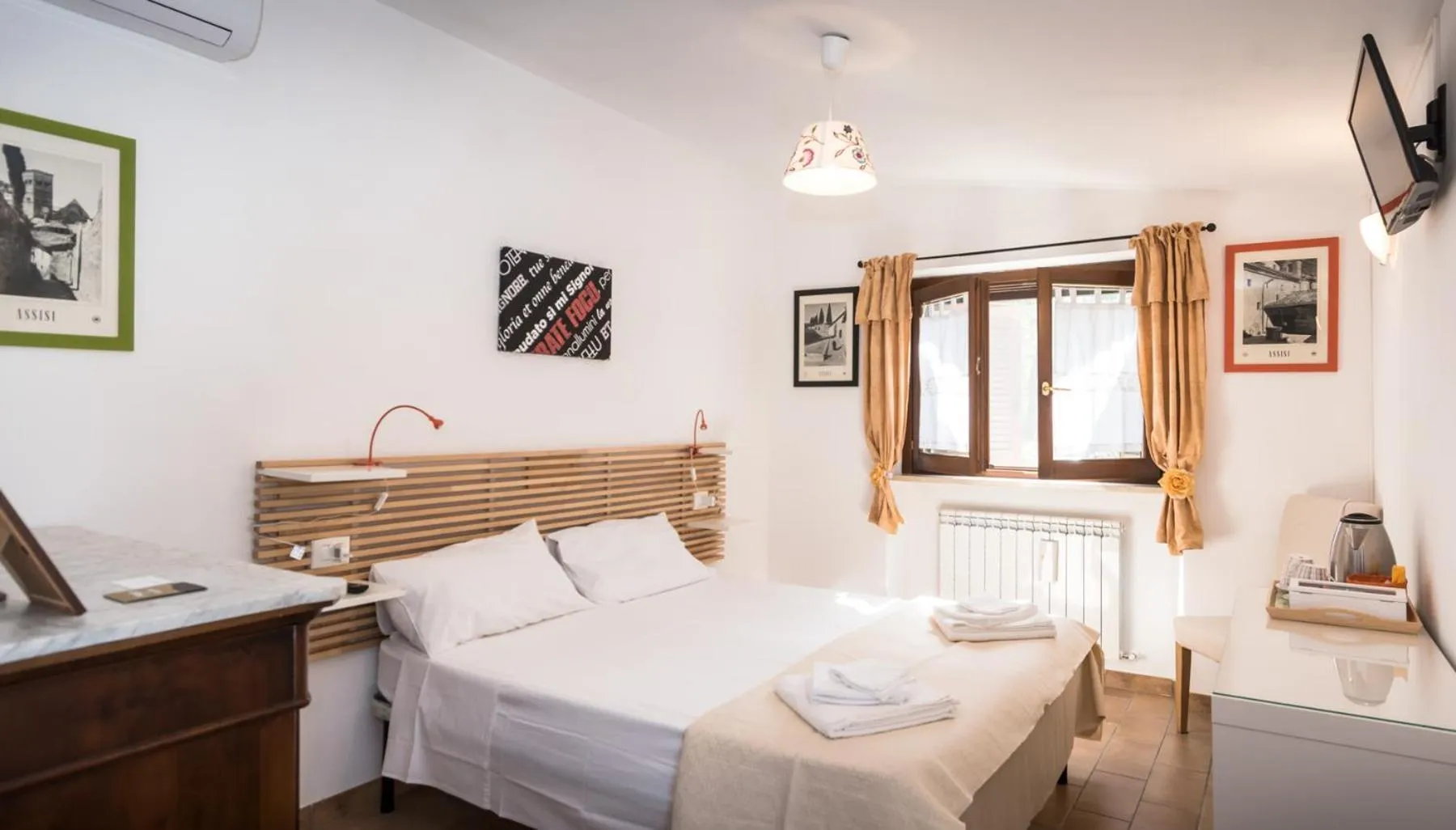 Shower, Bed in B&B Cantico Delle Creature