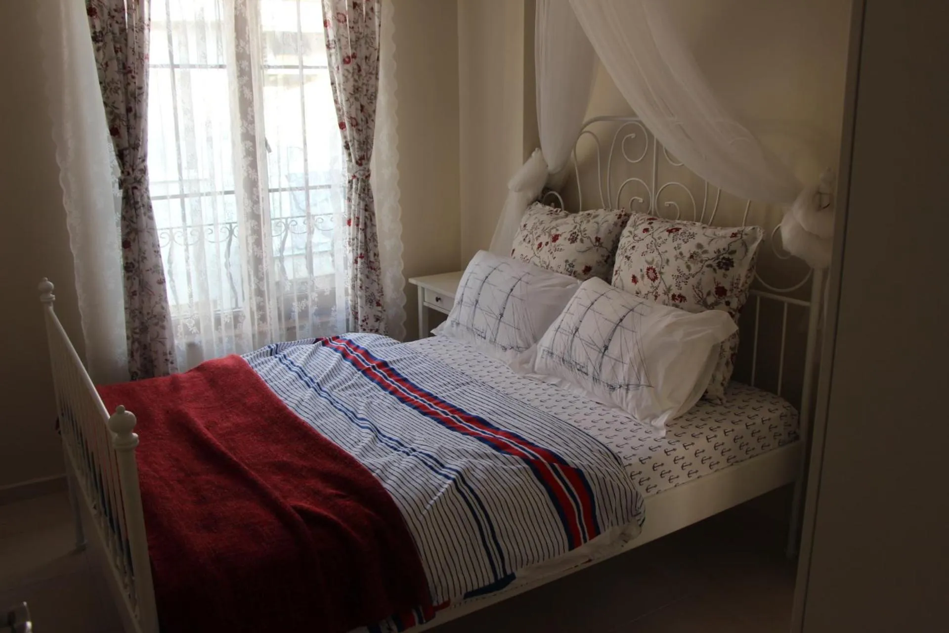 Bedroom, Bed in Kinzi House