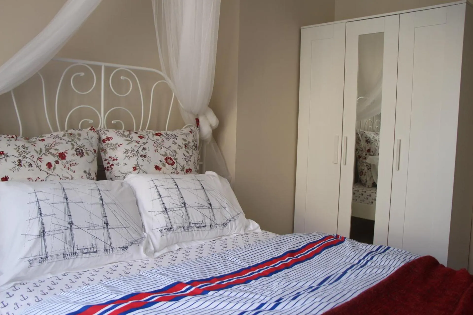 Bedroom, Bed in Kinzi House