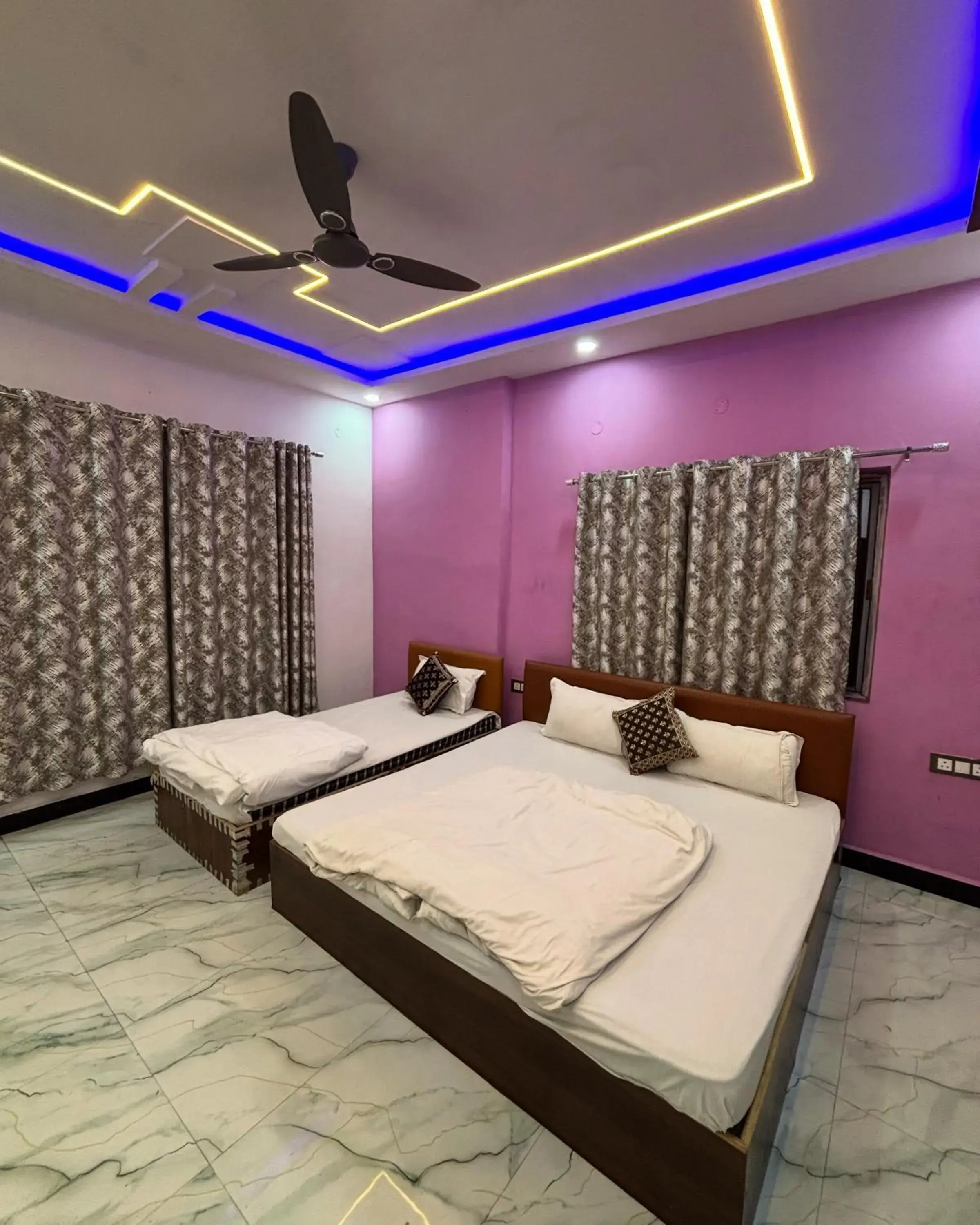 Deluxe Double Room (2 Adults + 1 Child) - single occupancy in Hotel Moonlight & Restaurant Deluxe Double Room (2 Adults + 1 Child) - single occupancy in Hotel Moonlight & Restaurant