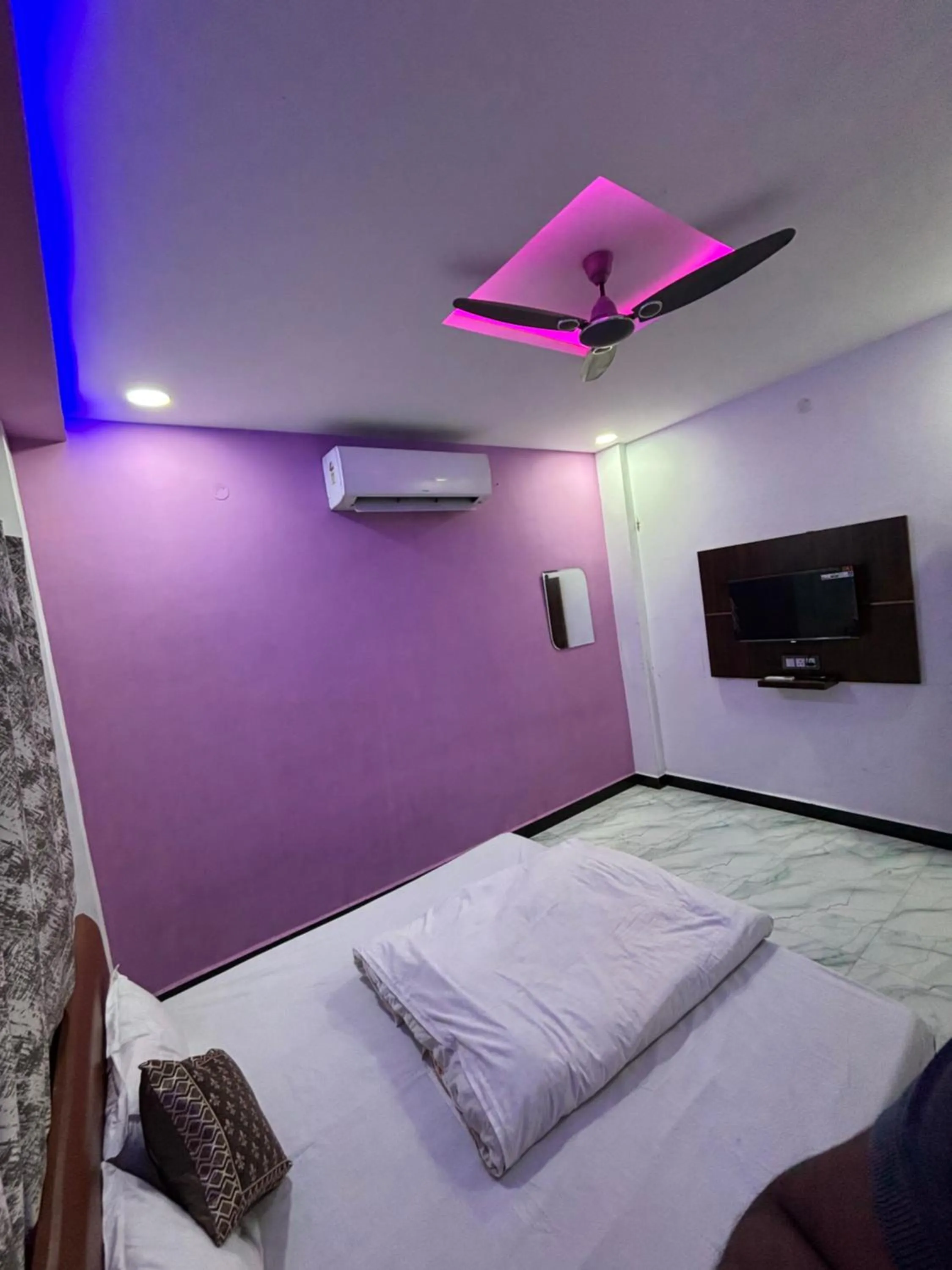 Communal lounge/ TV room, Bed in Hotel Moonlight & Restaurant