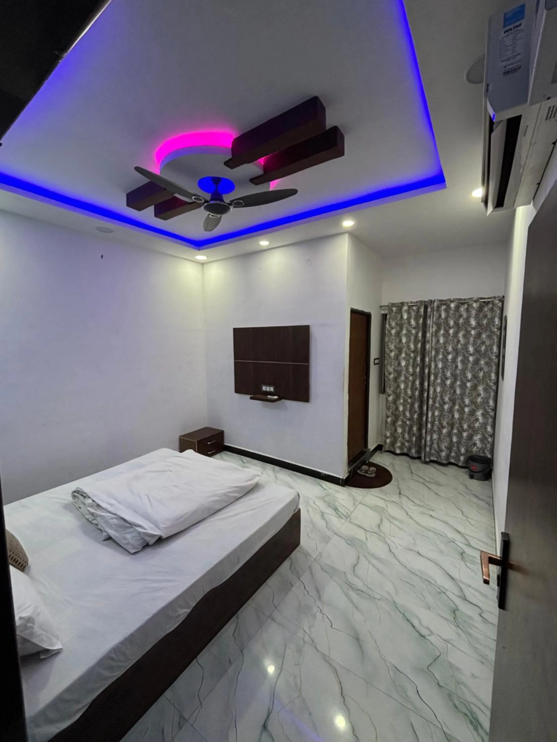 Photo of the whole room, Bed in Hotel Moonlight & Restaurant