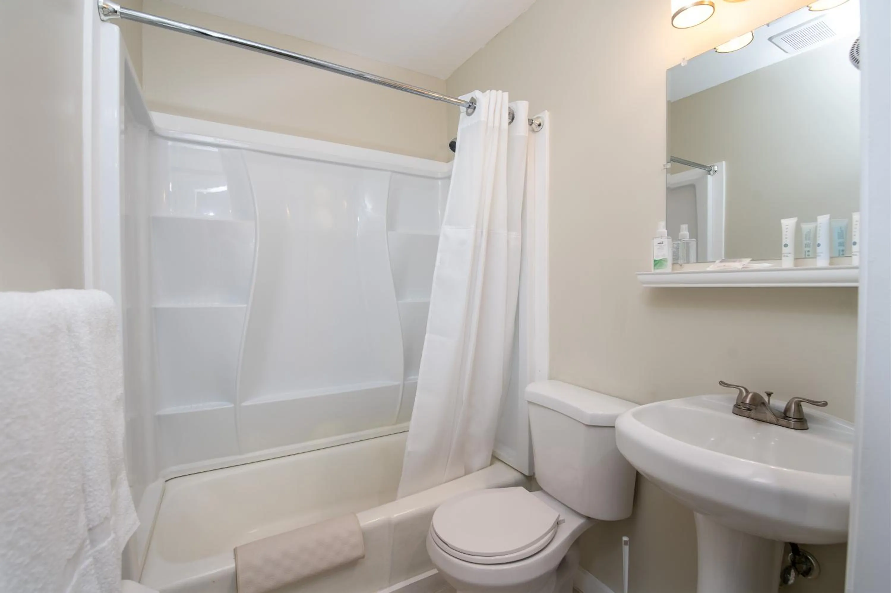 Bathroom in Grey Bonnet Inn