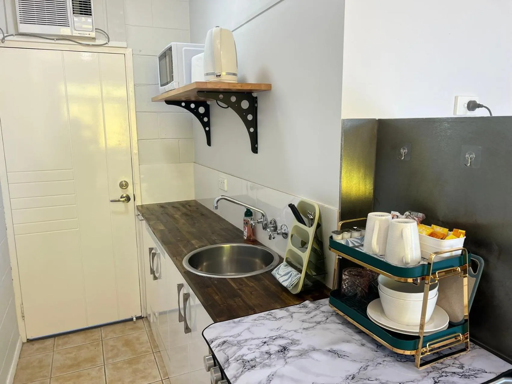 Kitchen or kitchenette in Innisfail Riverfront Motel