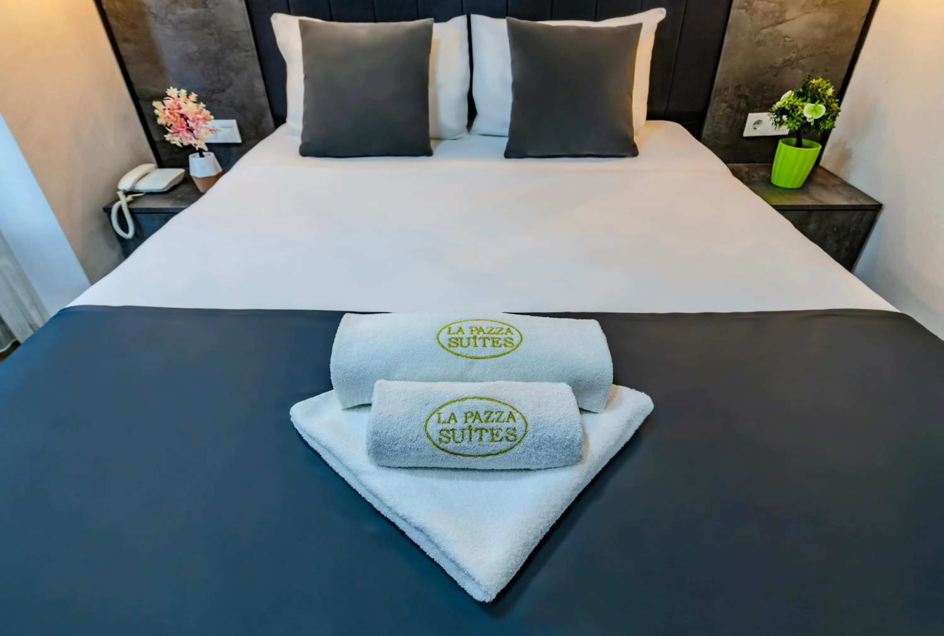 Bed in La Pazza Suites