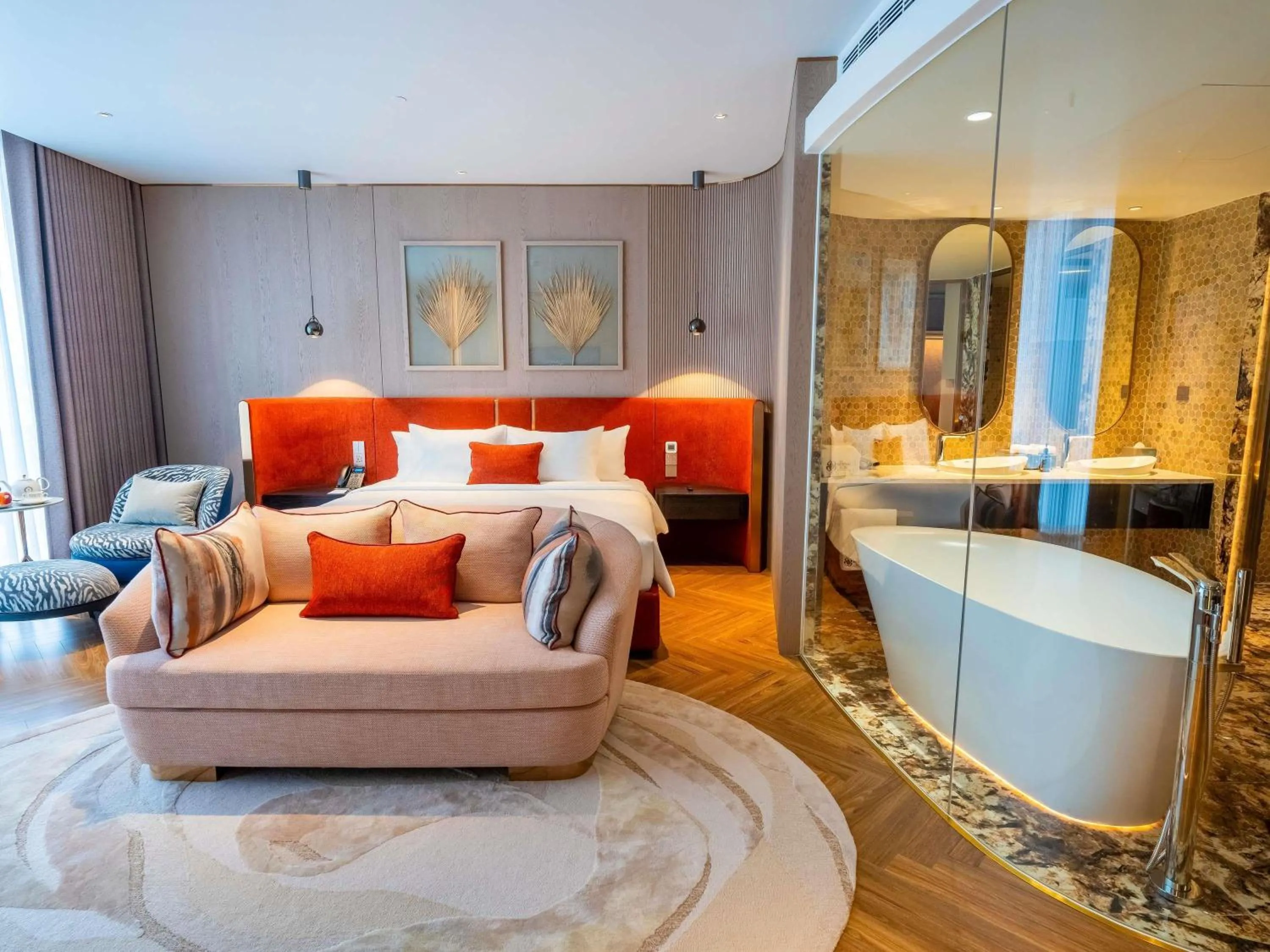 Property building, Bed in The Morning Glow - Handwritten Collection