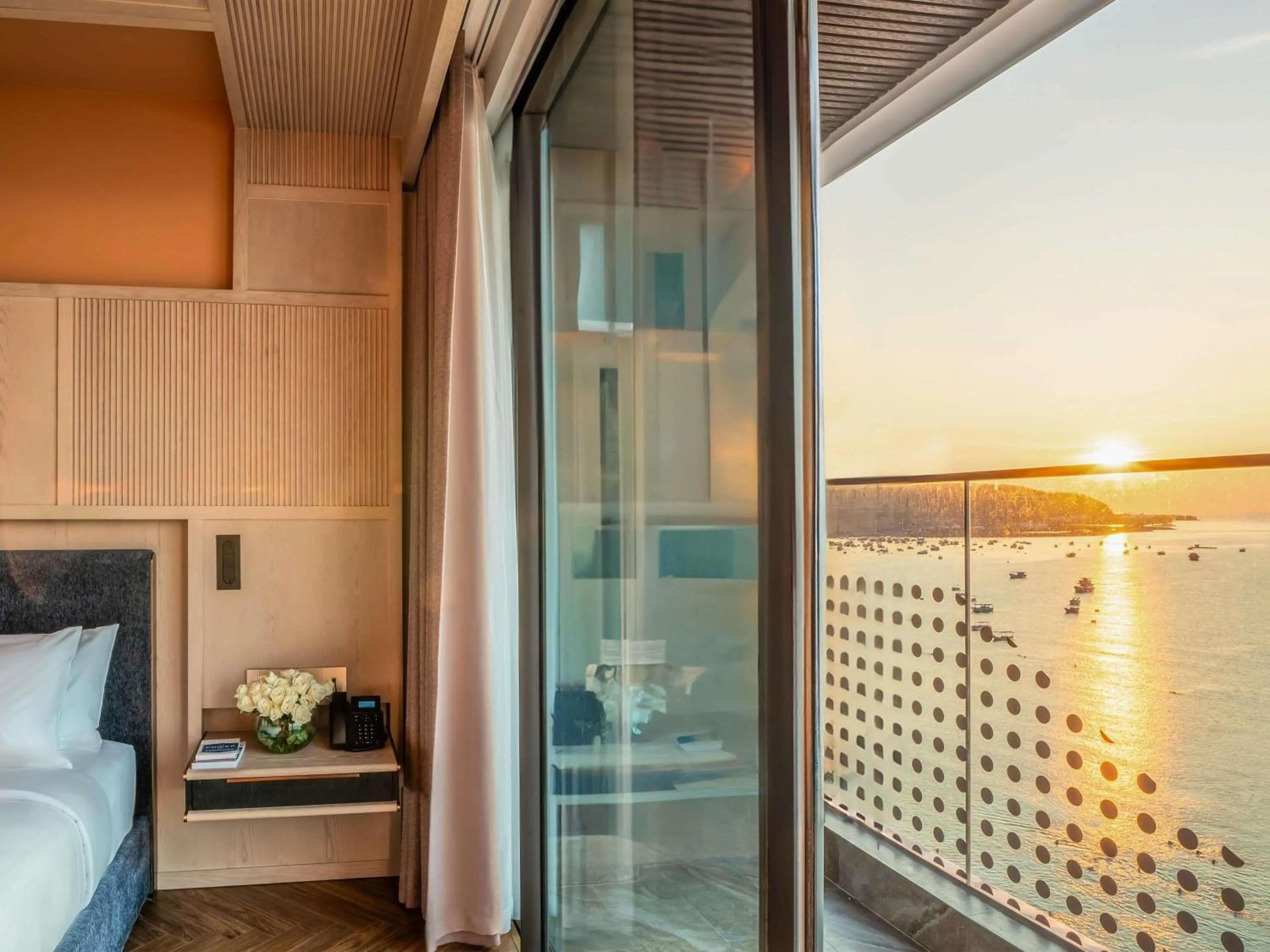 Property building, Bed in The Morning Glow - Handwritten Collection