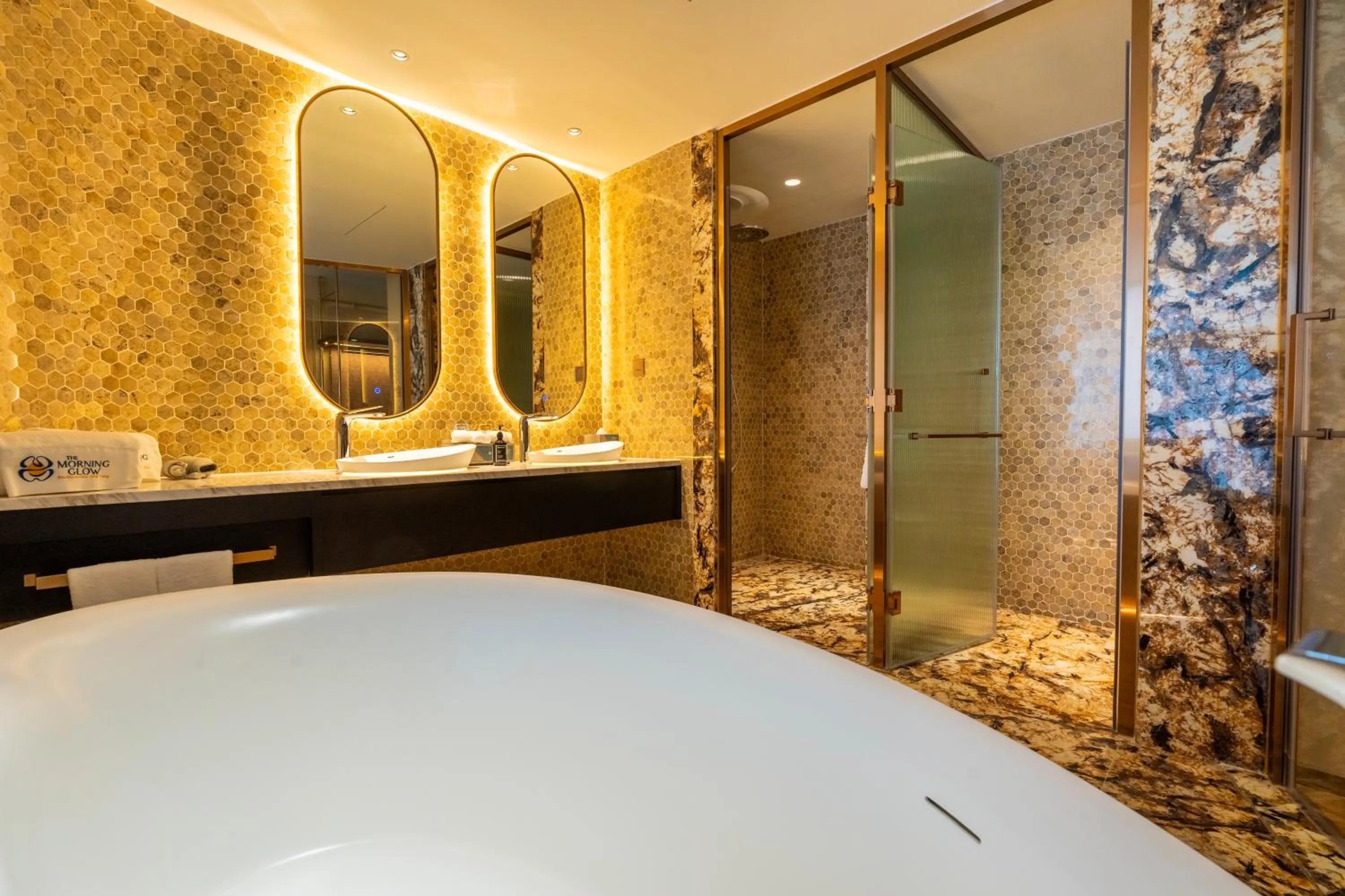 Shower in The Morning Glow - Handwritten Collection