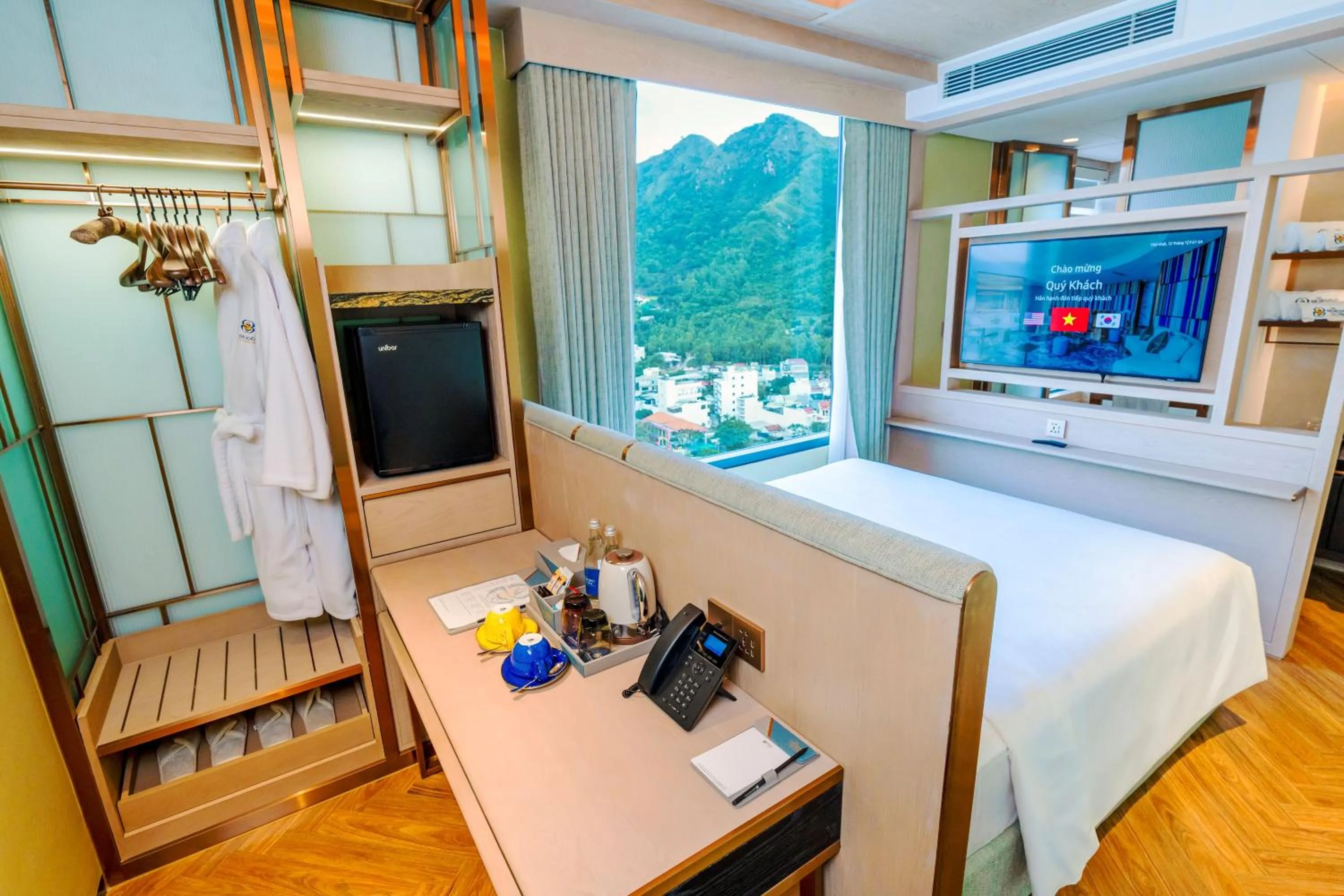 Club Room with Mountain View - single occupancy in The Morning Glow - Handwritten Collection