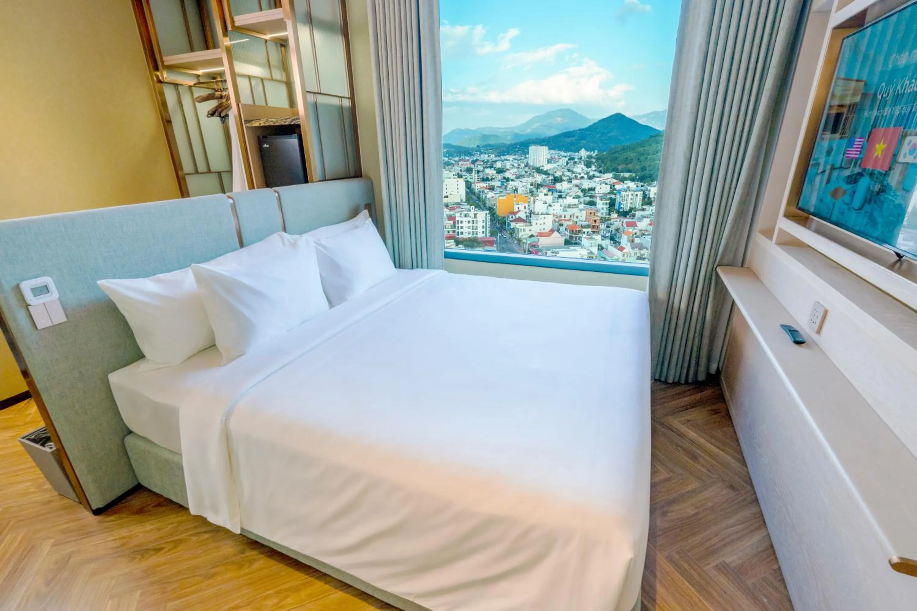 Bed in The Morning Glow - Handwritten Collection