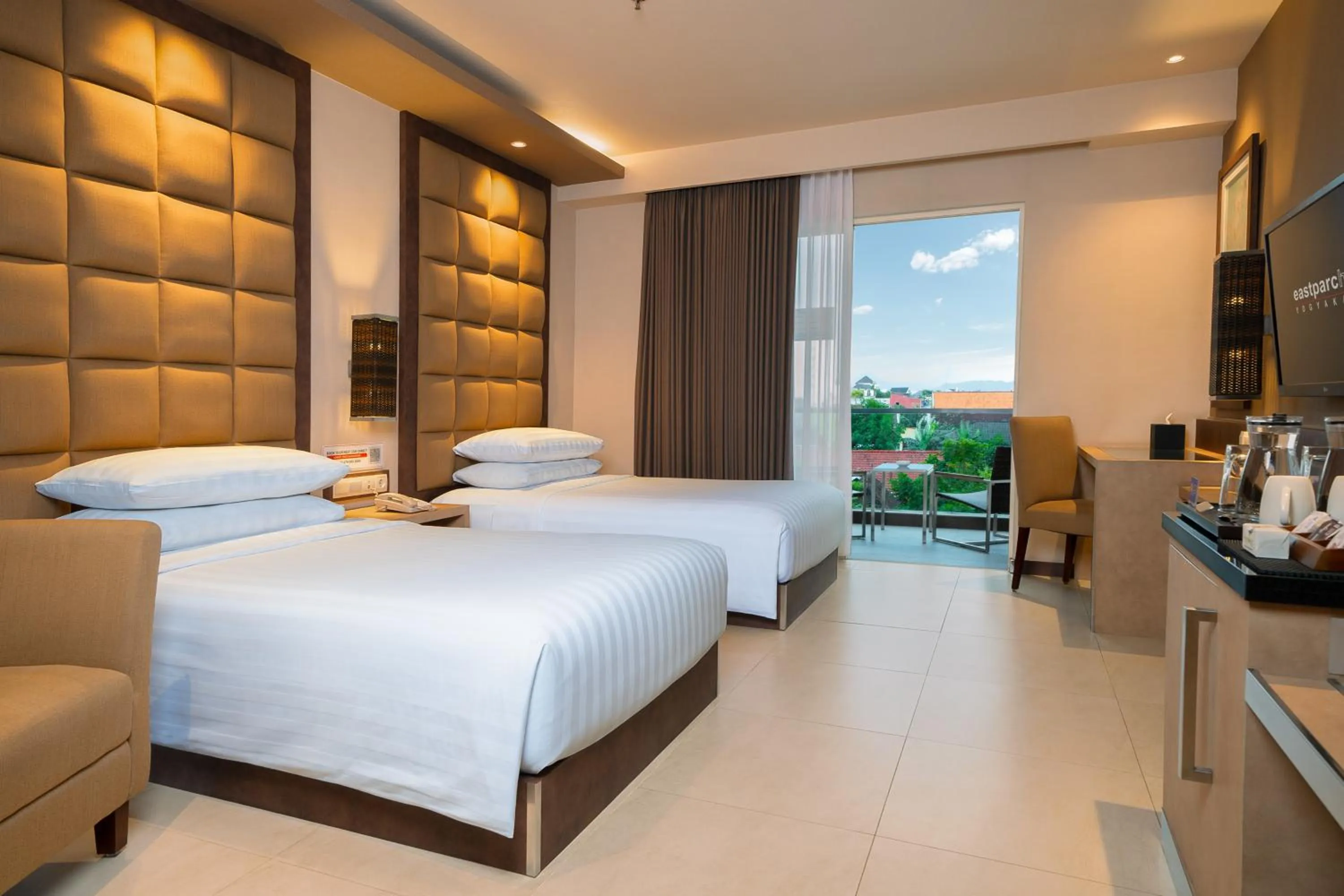 Bed in Eastparc Hotel Yogyakarta