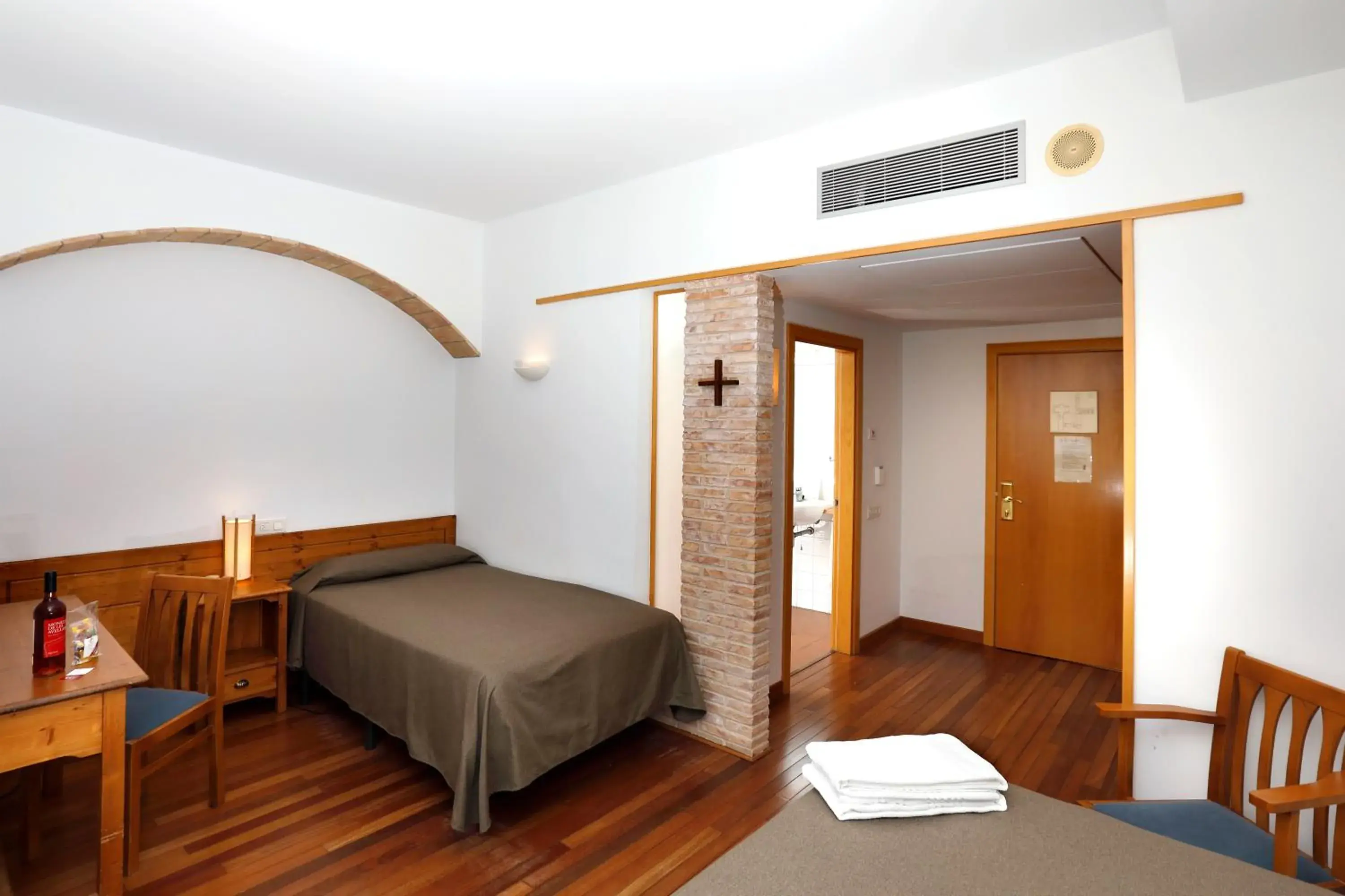 Twin Room in Monestir de Les Avellanes Twin Room in Monestir de Les Avellanes