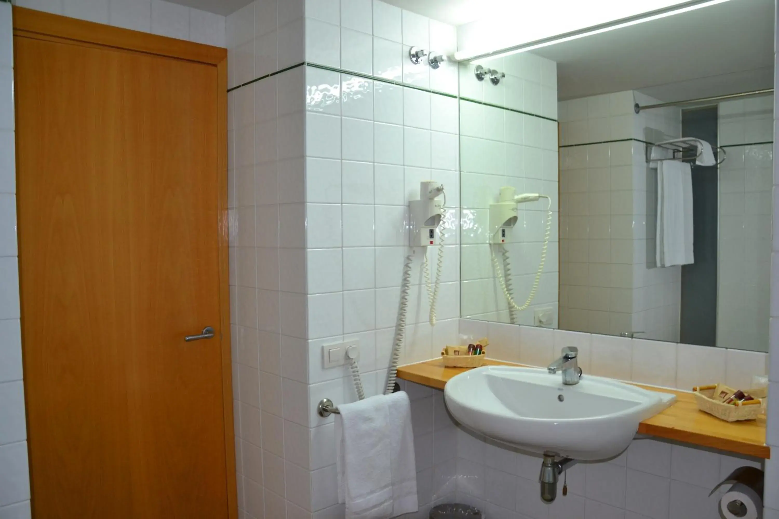 Two-Connecting Rooms (2 Adults + 2 Children) in Monestir de Les Avellanes Two-Connecting Rooms (2 Adults + 2 Children) in Monestir de Les Avellanes