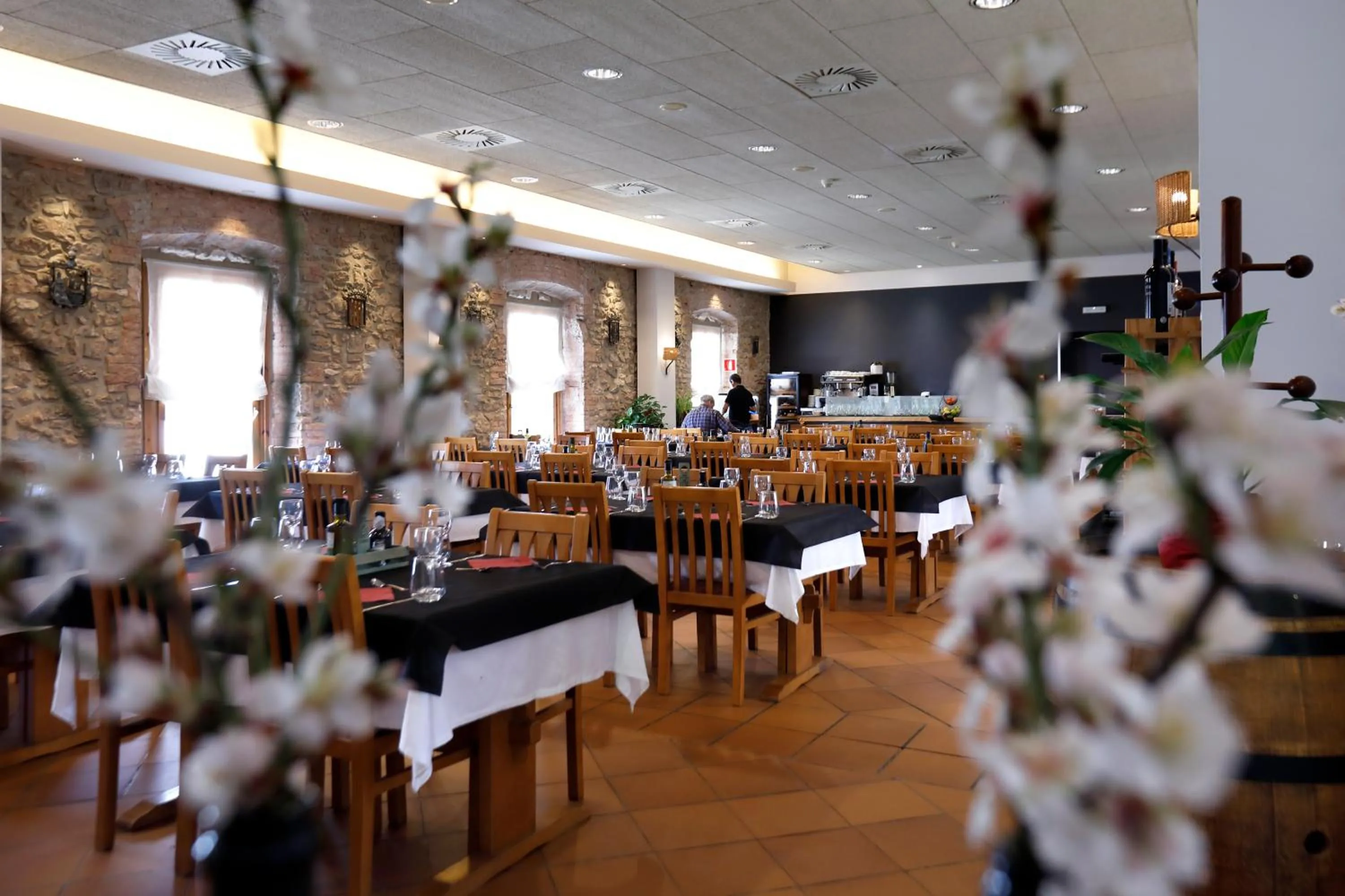 Restaurant/places to eat in Monestir de Les Avellanes