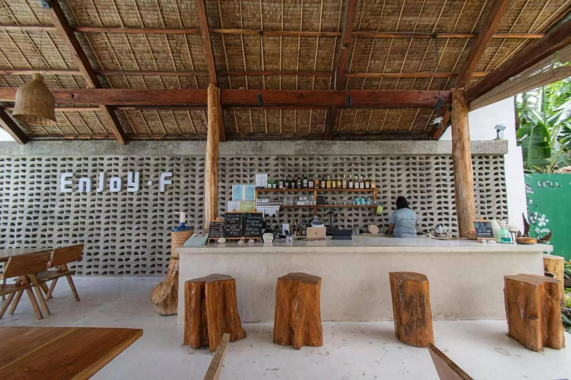 Restaurant/places to eat in E-Fun Dive Resort