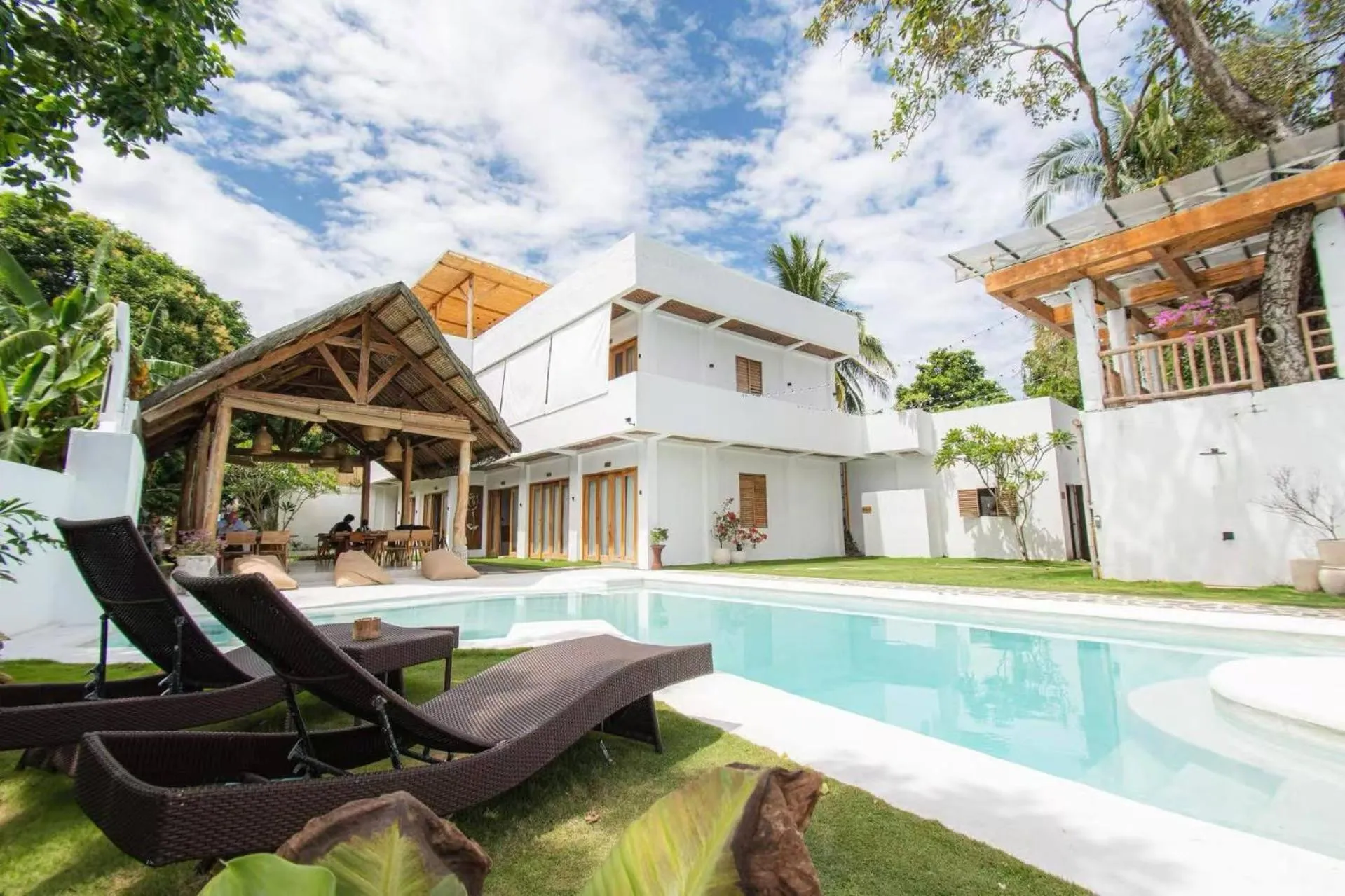 Swimming pool in E-Fun Dive Resort