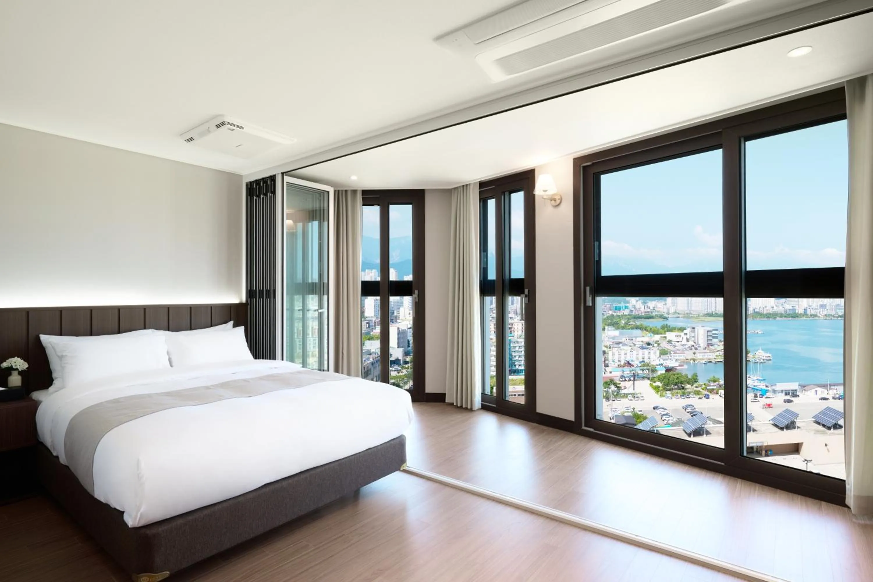 Bedroom, Bed in The Hotel Sokcho