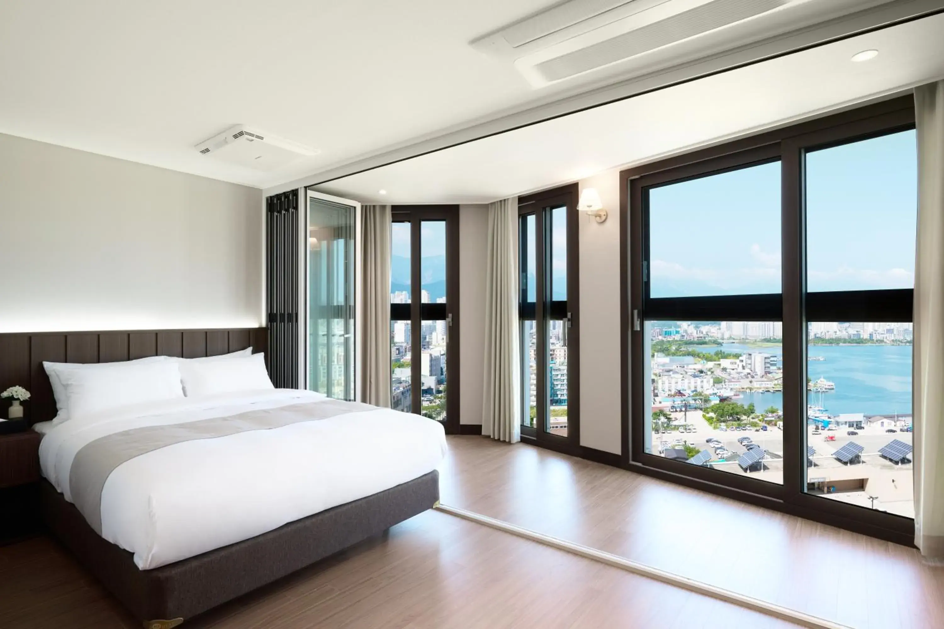 Superior Queen Lake View in The Hotel Sokcho Superior Queen Lake View in The Hotel Sokcho