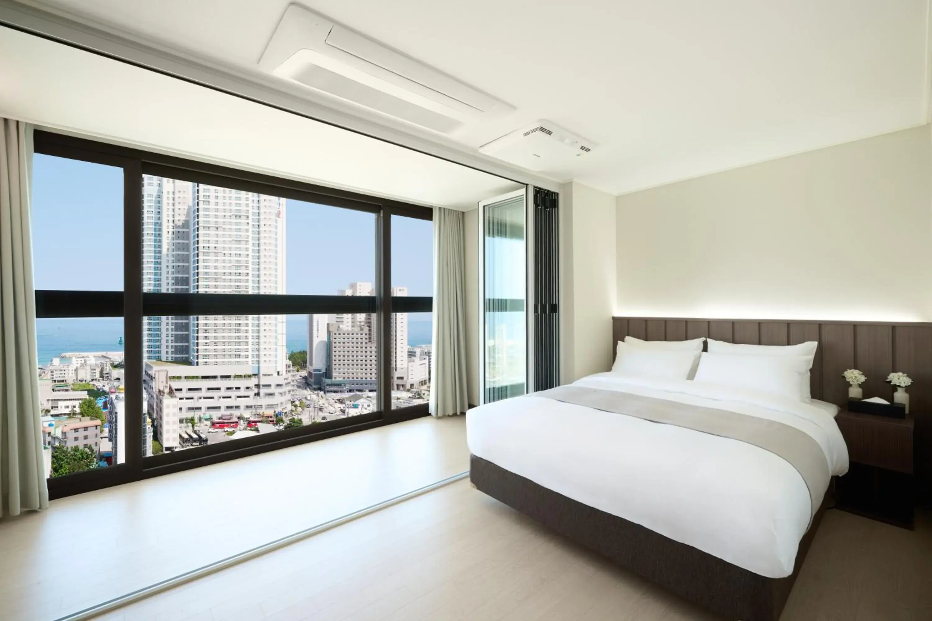 Standard Queen Ocean View in The Hotel Sokcho Standard Queen Ocean View in The Hotel Sokcho