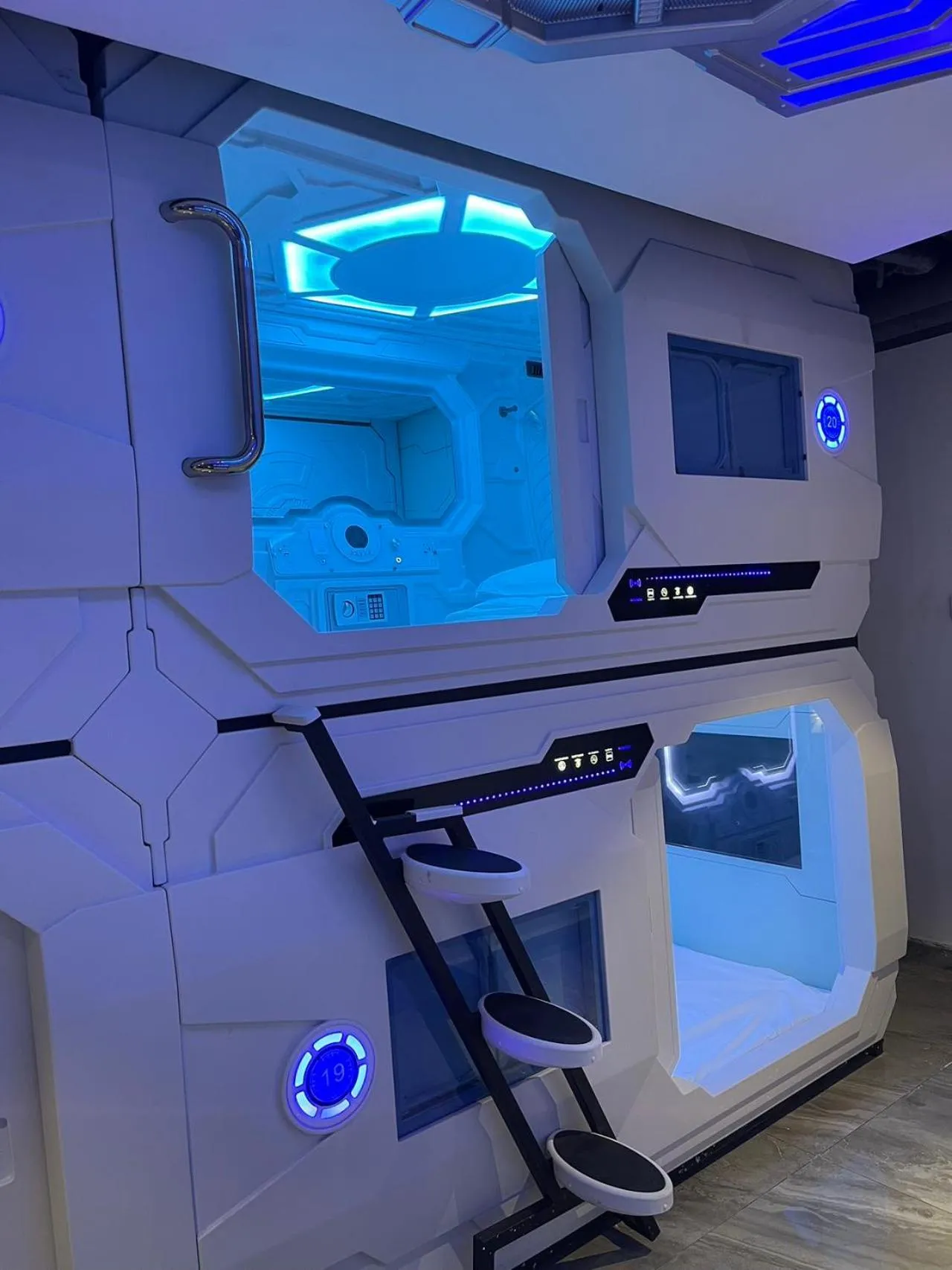 Guests in Jianpuke Space Capsule Backpacker Hostel