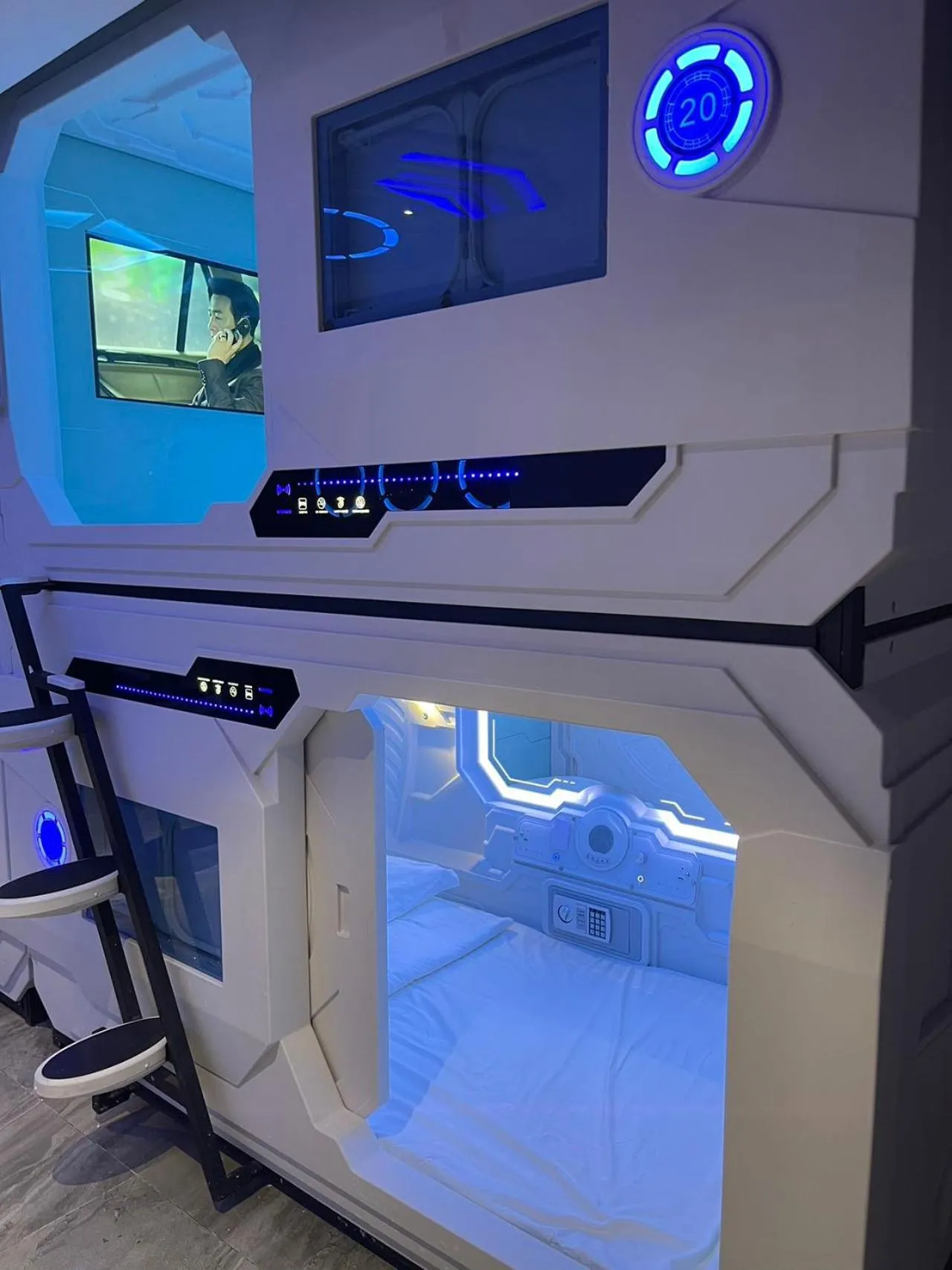 Guests in Jianpuke Space Capsule Backpacker Hostel