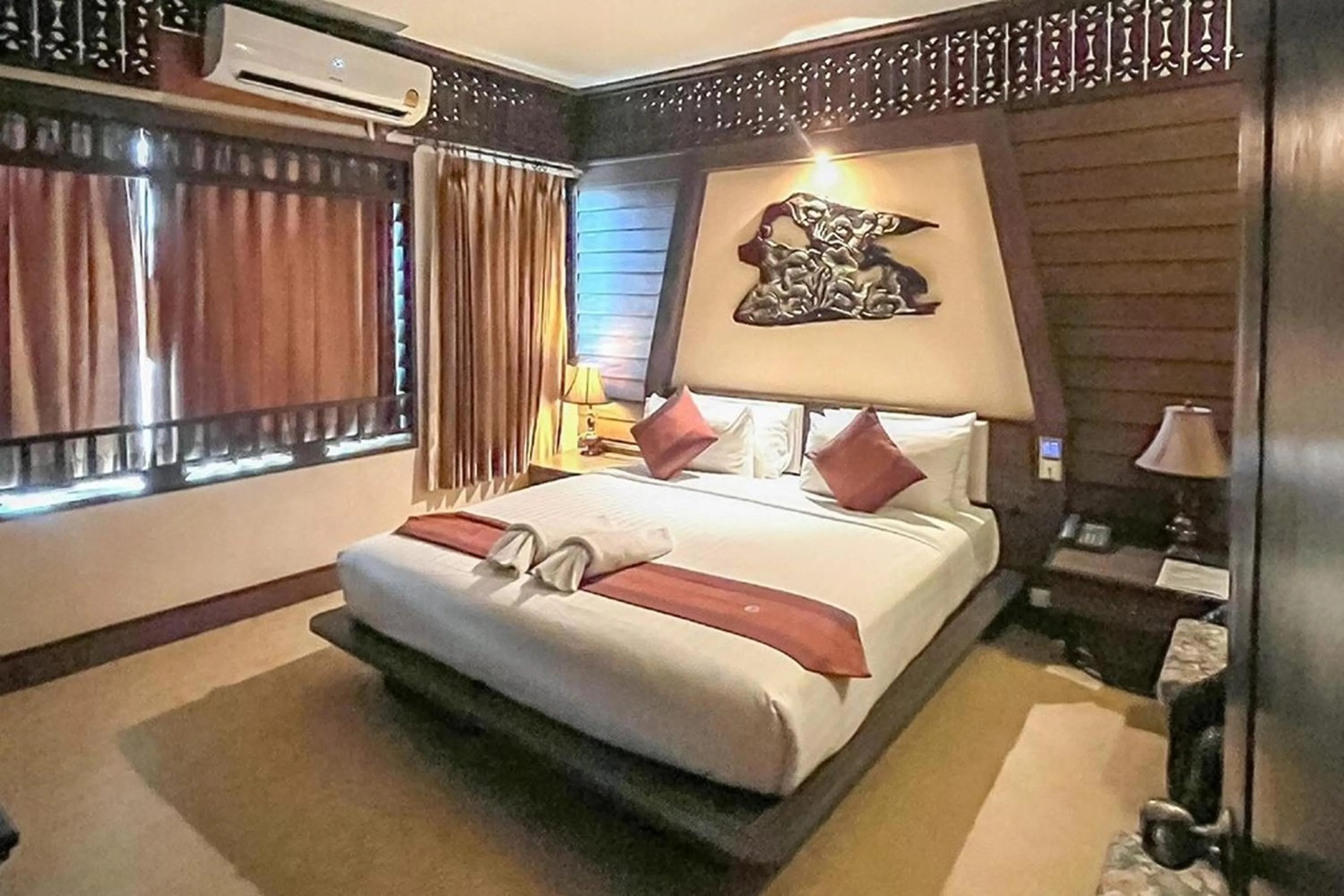 Bed in Ruean Phae Royal Park Hotel