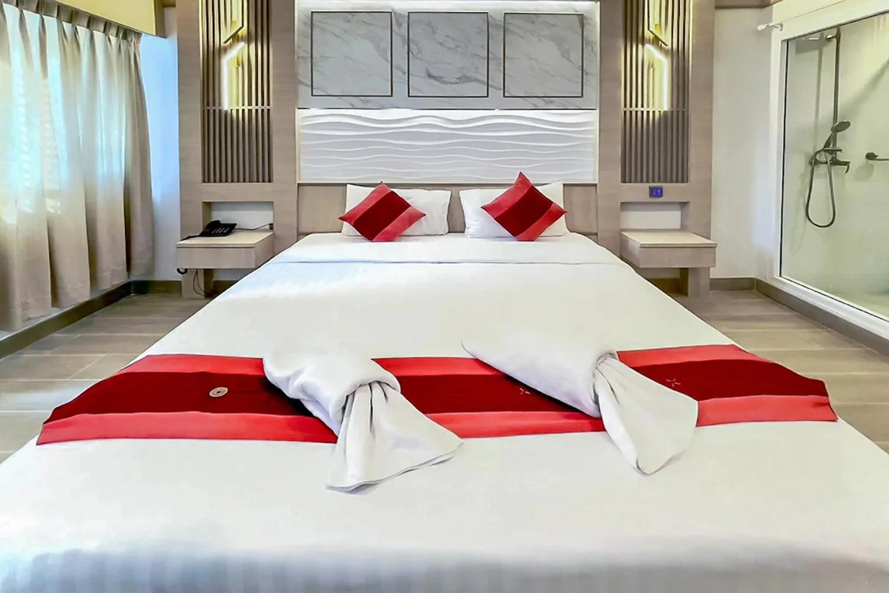 Bed in Ruean Phae Royal Park Hotel