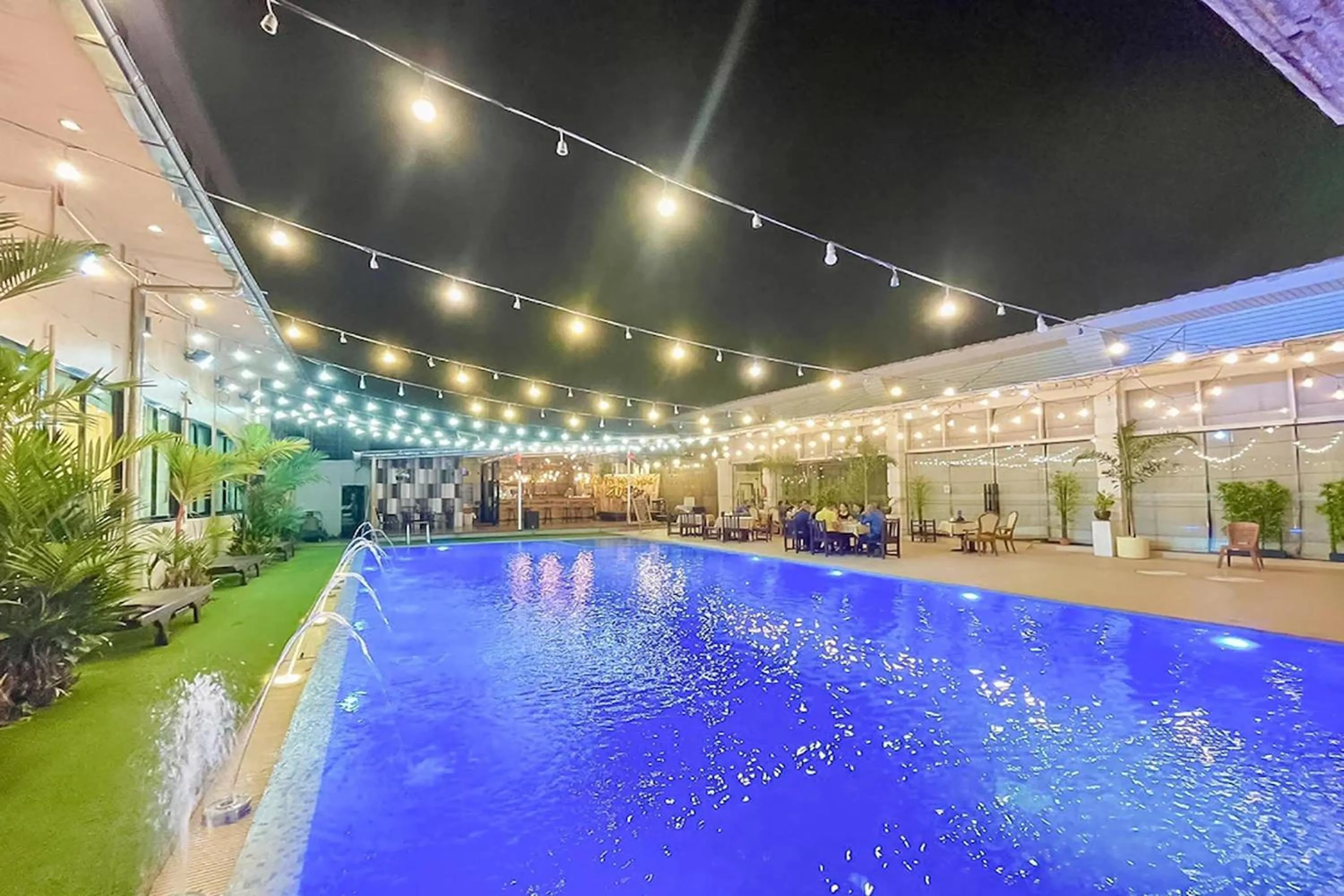 Swimming pool in Ruean Phae Royal Park Hotel