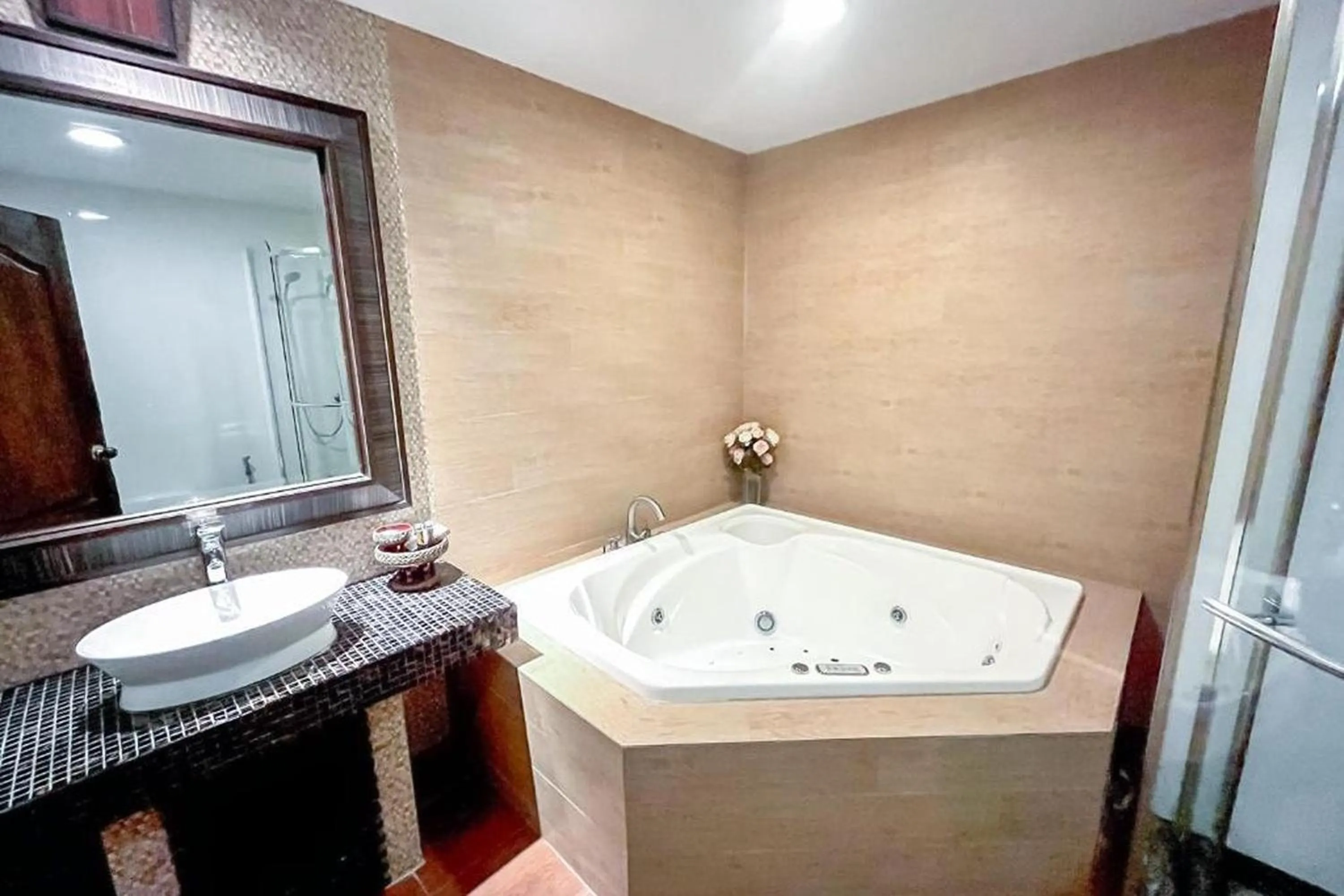 Bathroom in Ruean Phae Royal Park Hotel