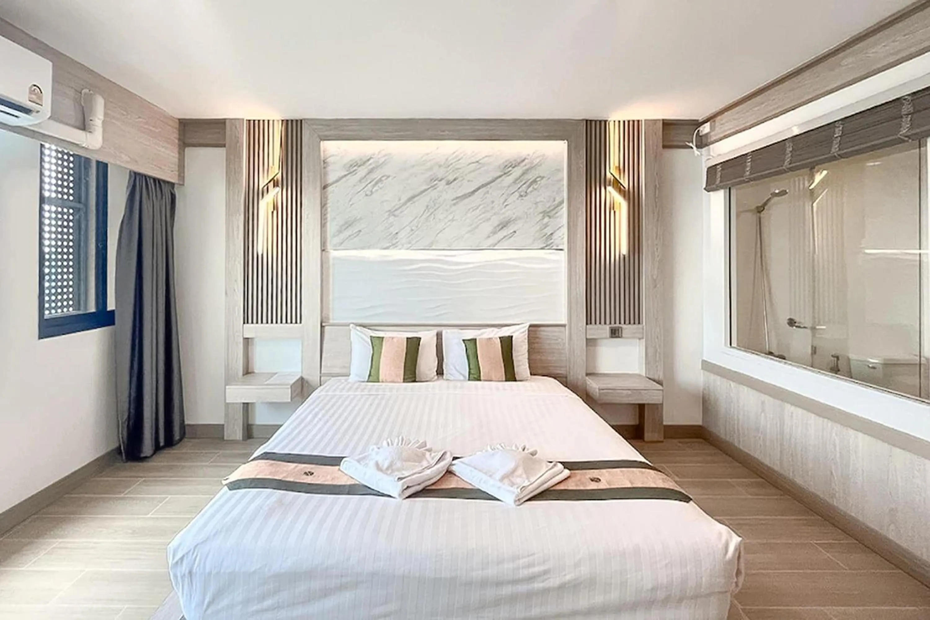 Bed in Ruean Phae Royal Park Hotel