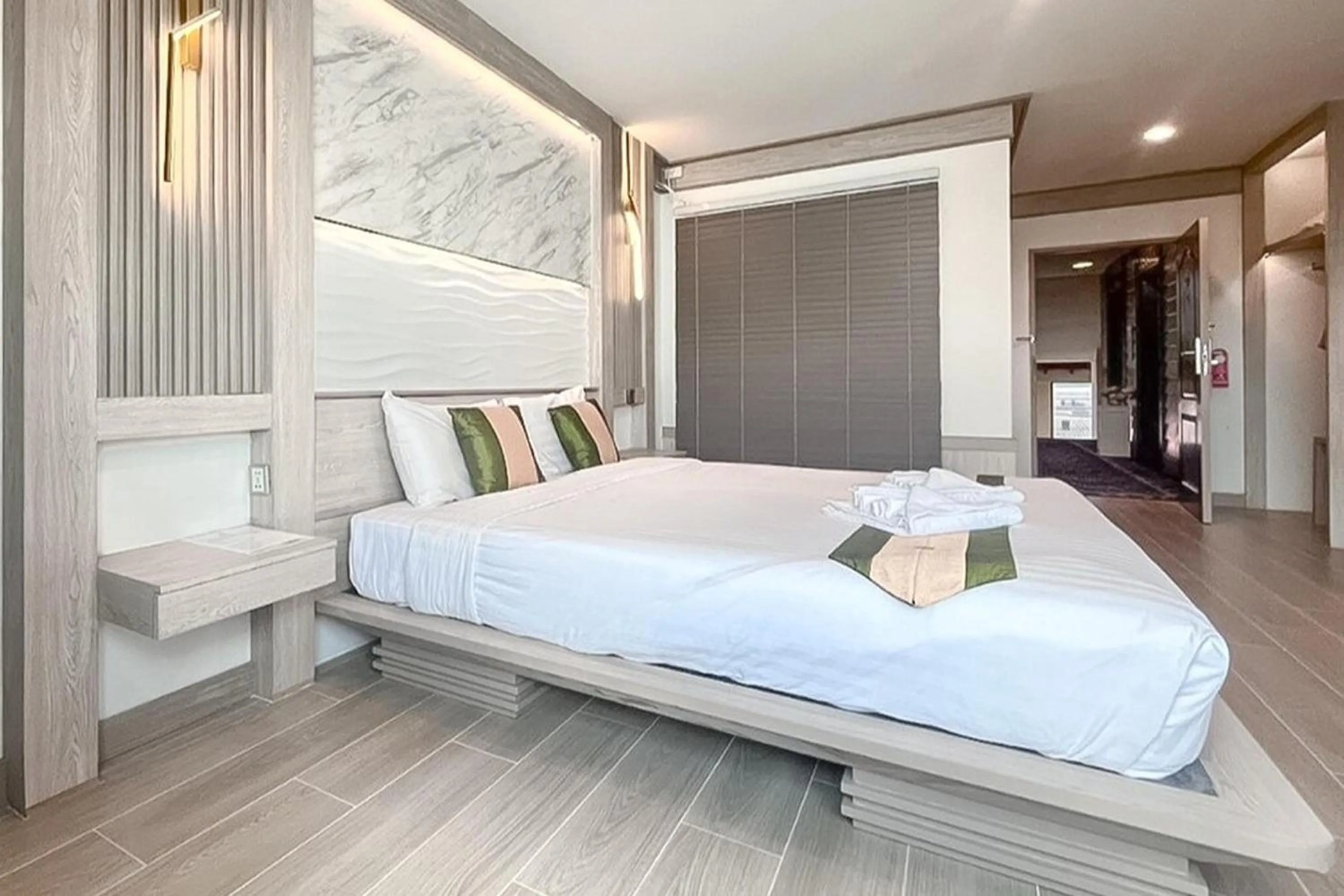 Bed in Ruean Phae Royal Park Hotel