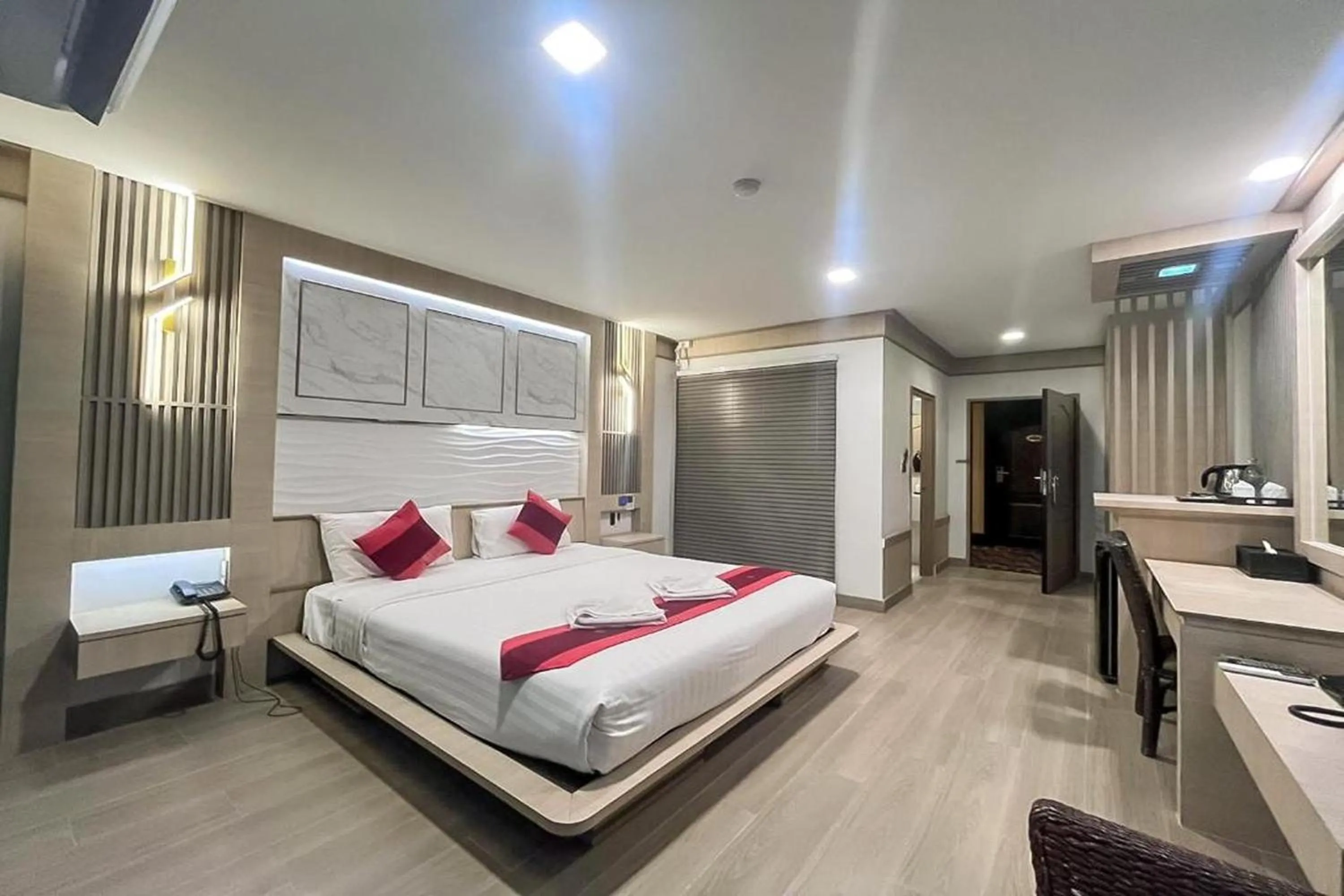 Bed in Ruean Phae Royal Park Hotel