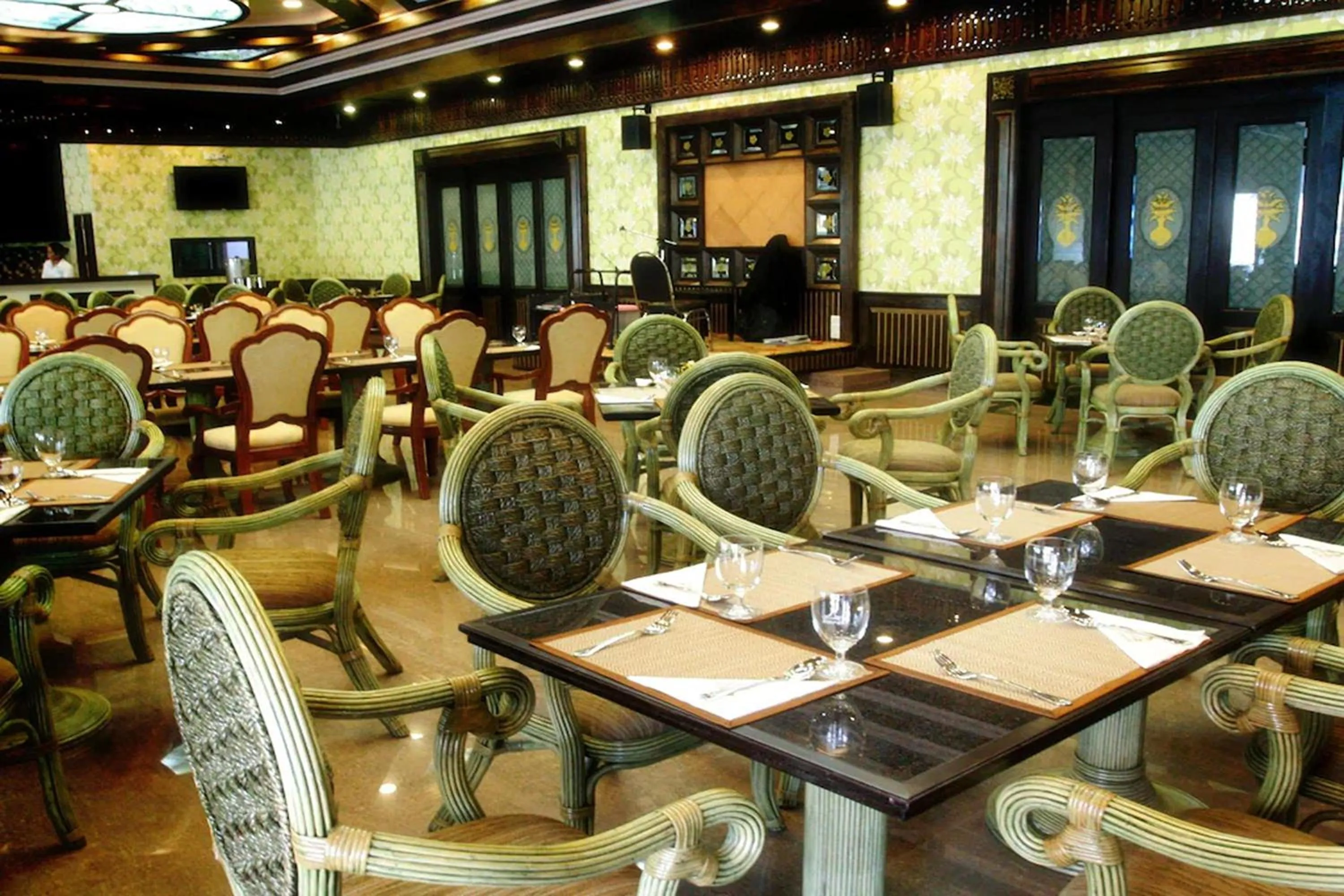 Restaurant/places to eat in Ruean Phae Royal Park Hotel