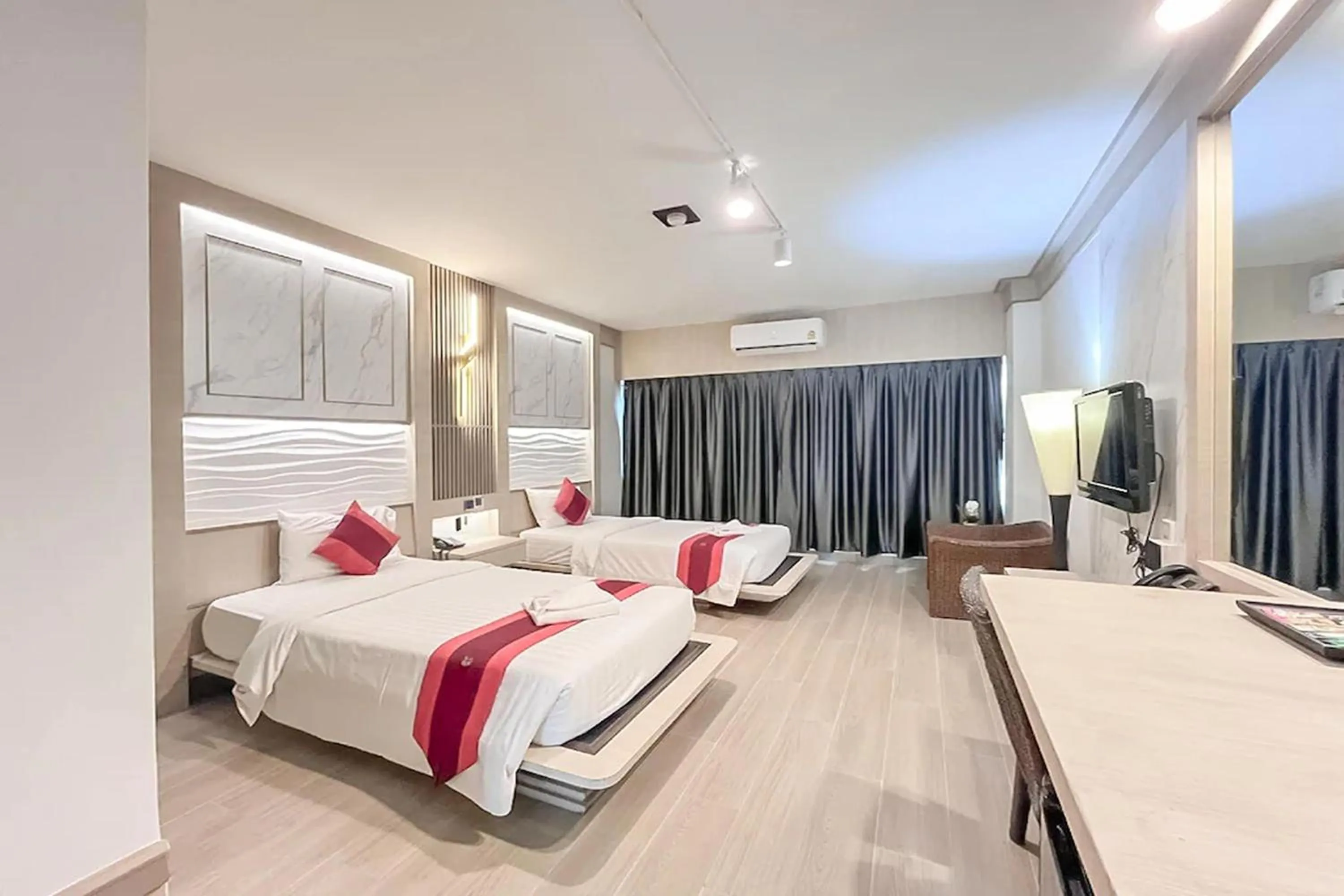 Bed in Ruean Phae Royal Park Hotel