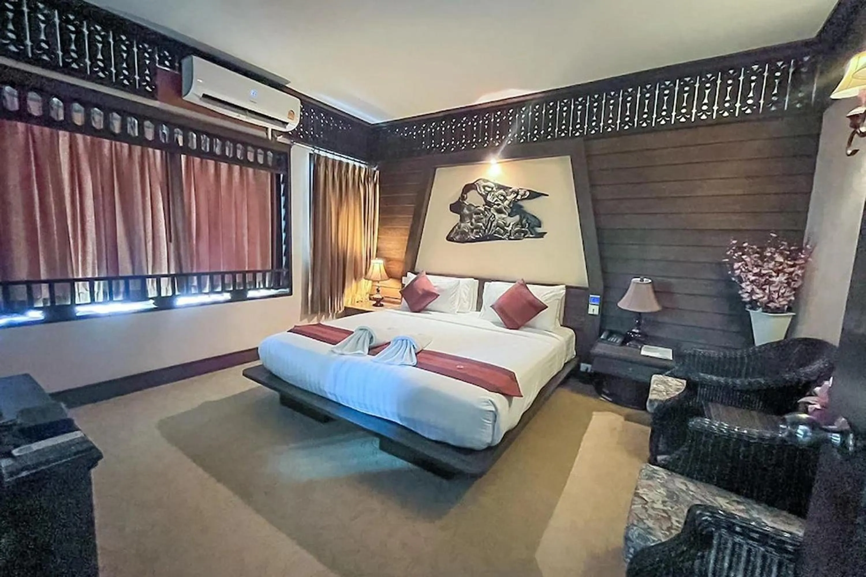 Bed in Ruean Phae Royal Park Hotel