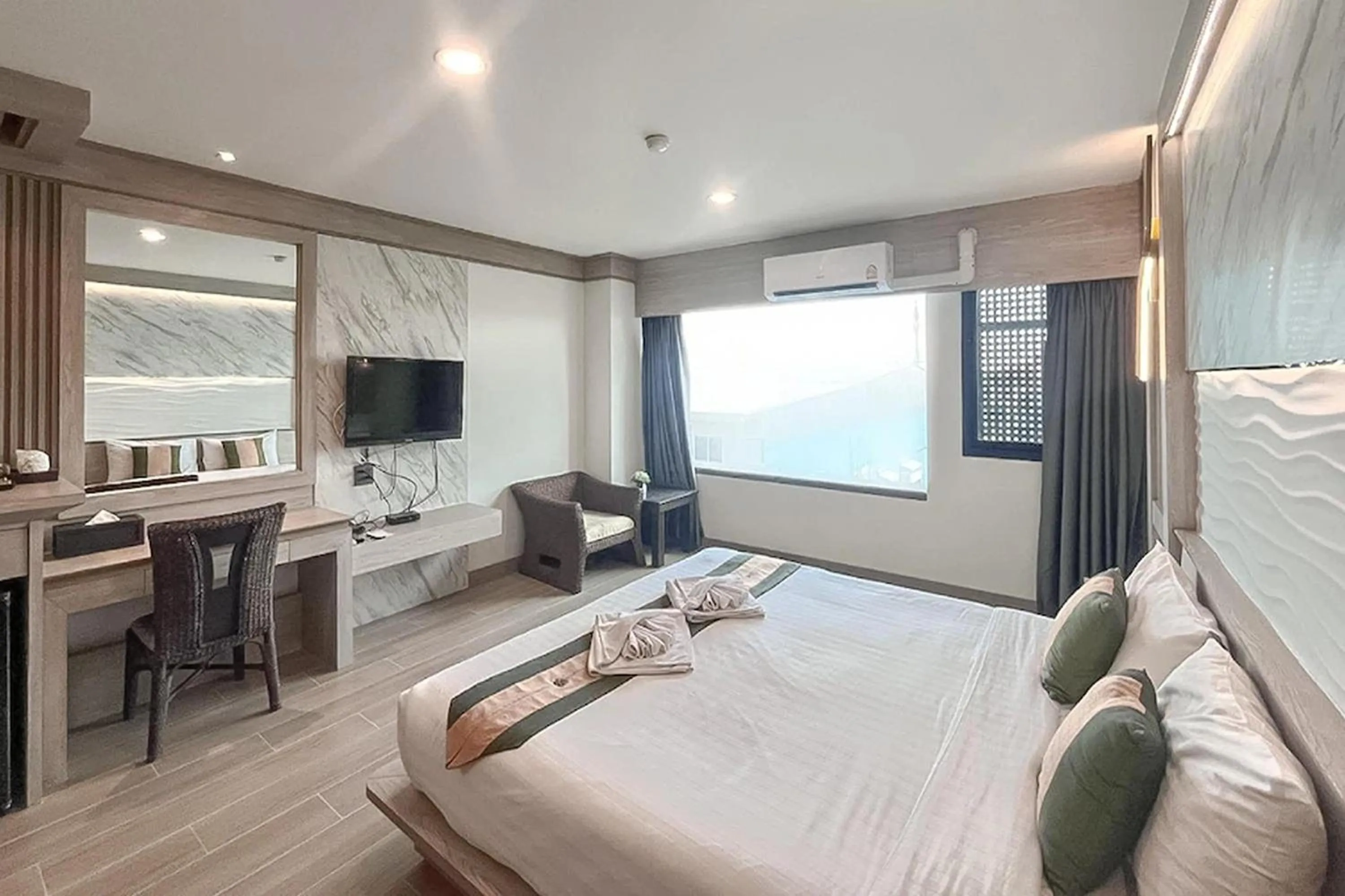 Bed in Ruean Phae Royal Park Hotel