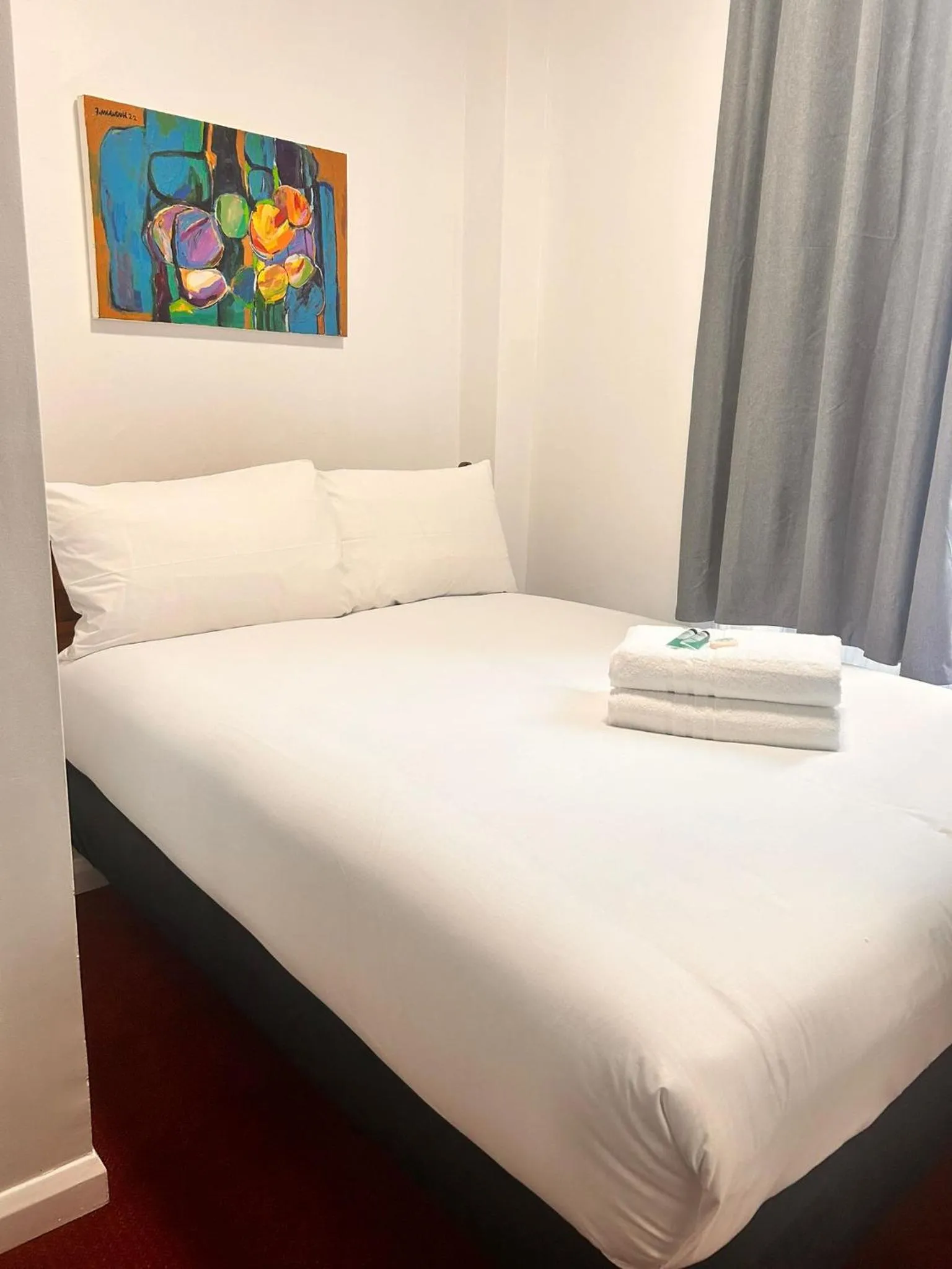 Bedroom, Bed in Romany House Hotel