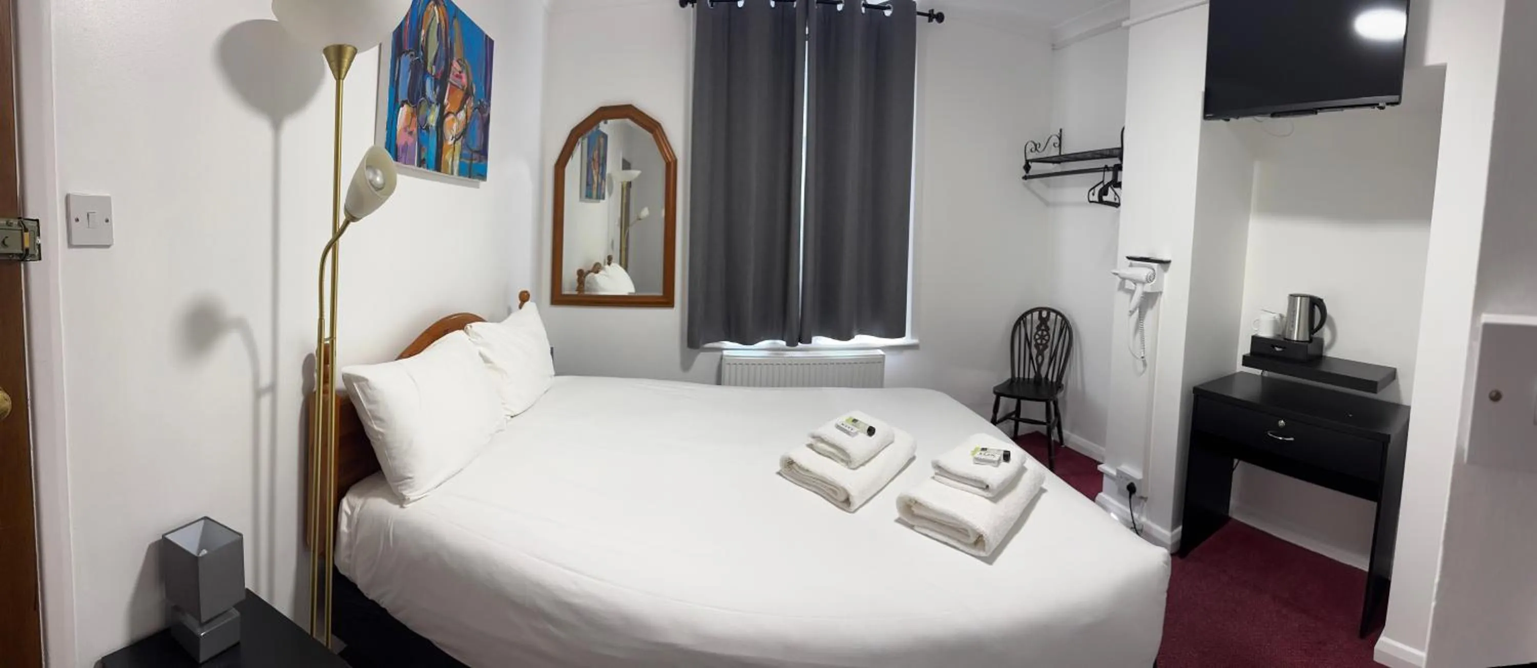 Bed in Romany House Hotel