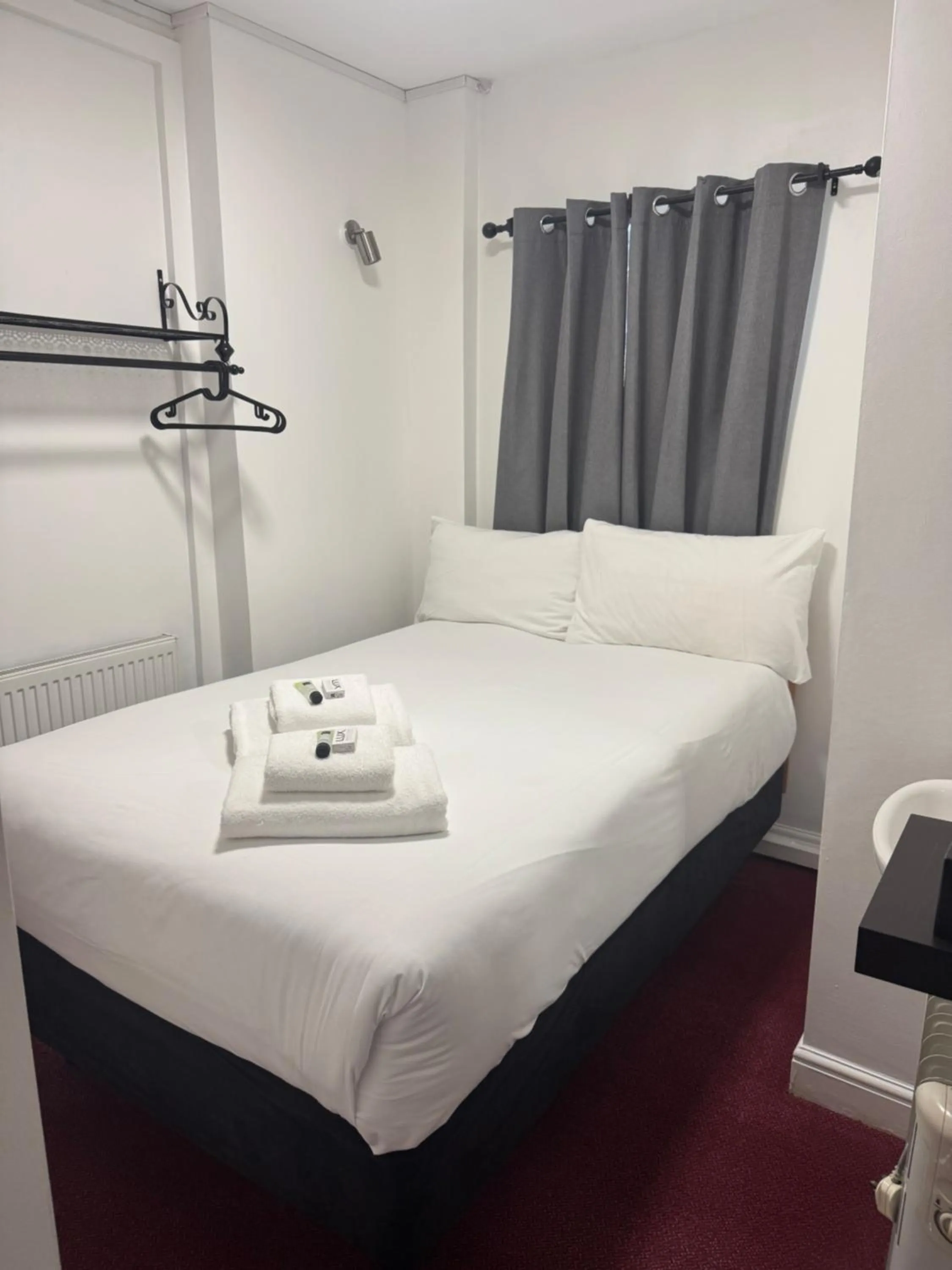 Bed in Romany House Hotel