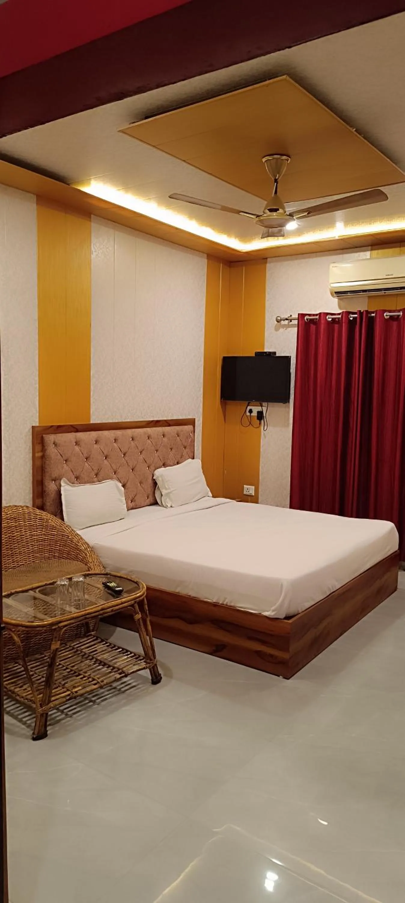 Bedroom, Bed in Hotel Shiv Ganga