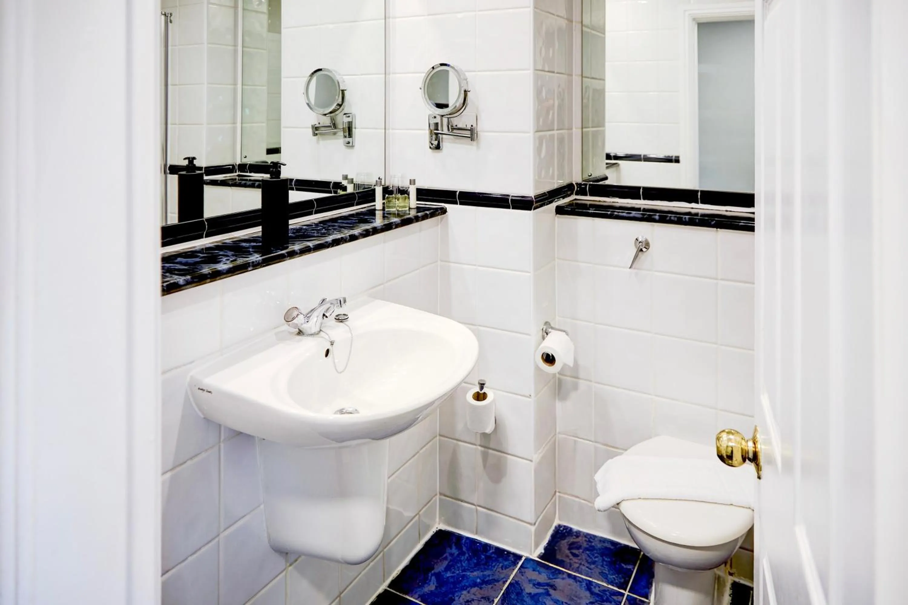 Bathroom in Warwickshire Park Hotel Kenilworth by Belvilla