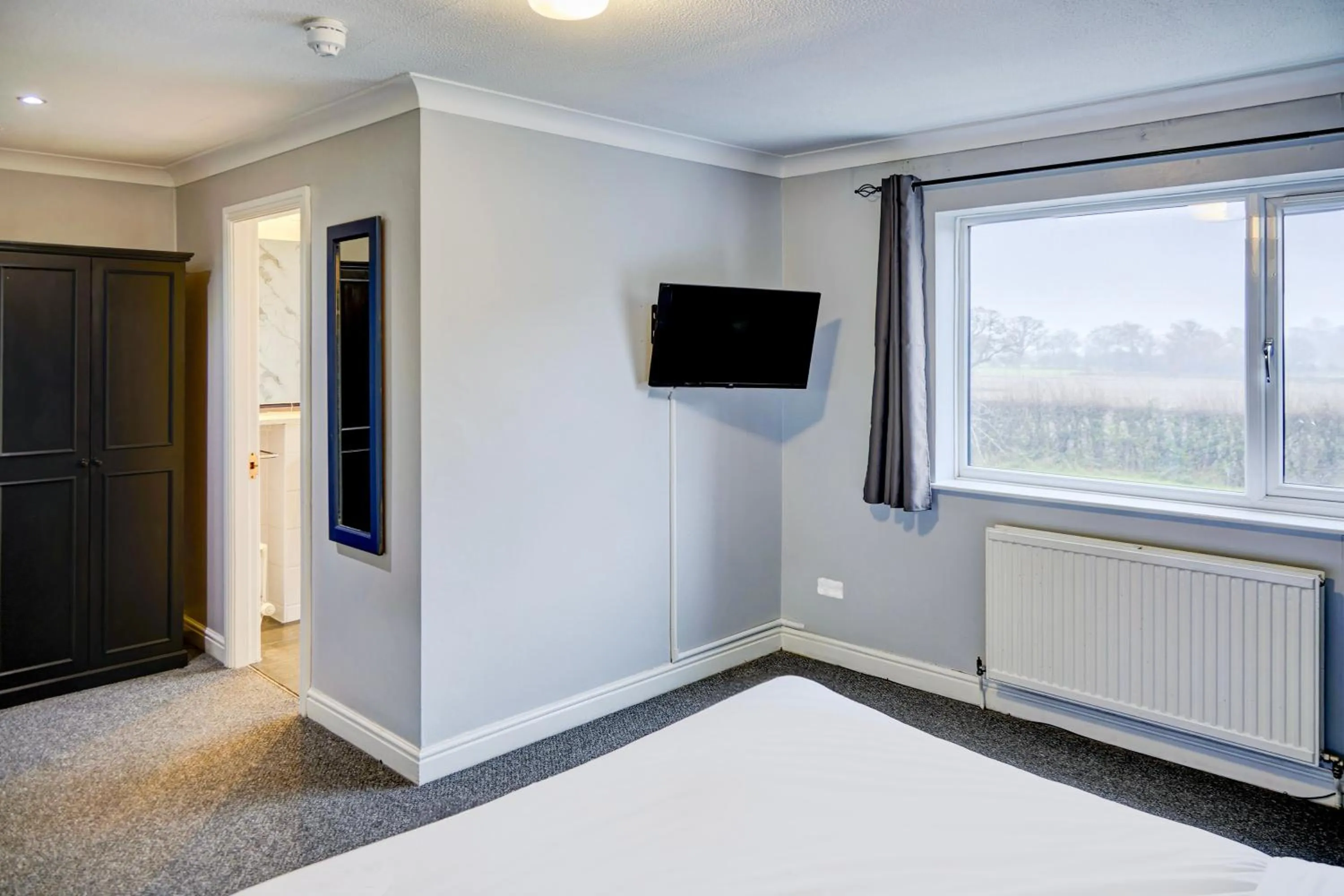 Bedroom, Bed in Warwickshire Park Hotel Kenilworth by Belvilla