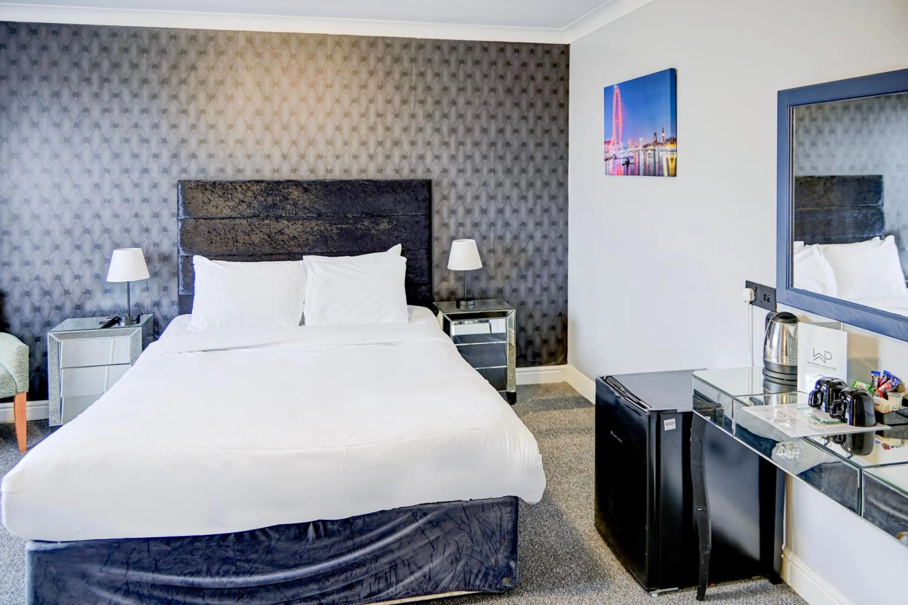 Bedroom, Bed in Warwickshire Park Hotel Kenilworth by Belvilla