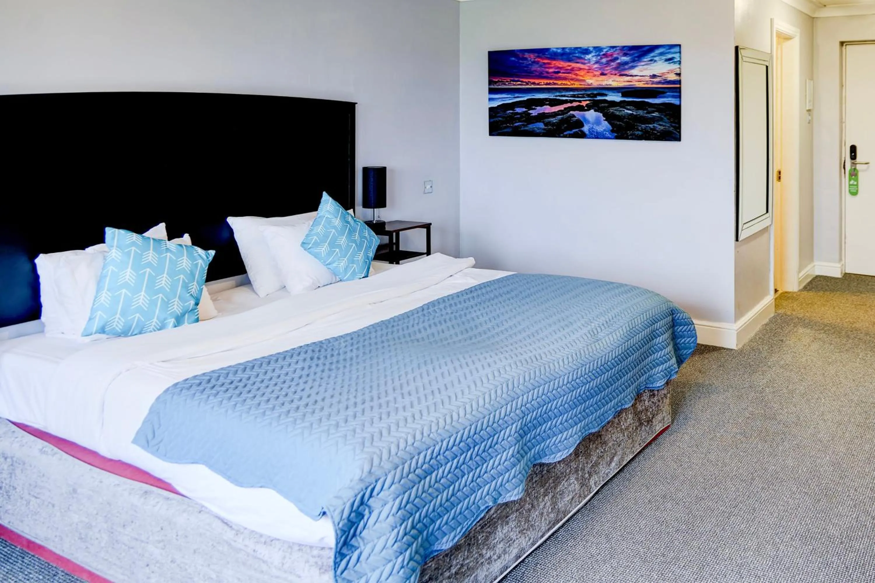 Bedroom, Bed in Warwickshire Park Hotel Kenilworth by Belvilla