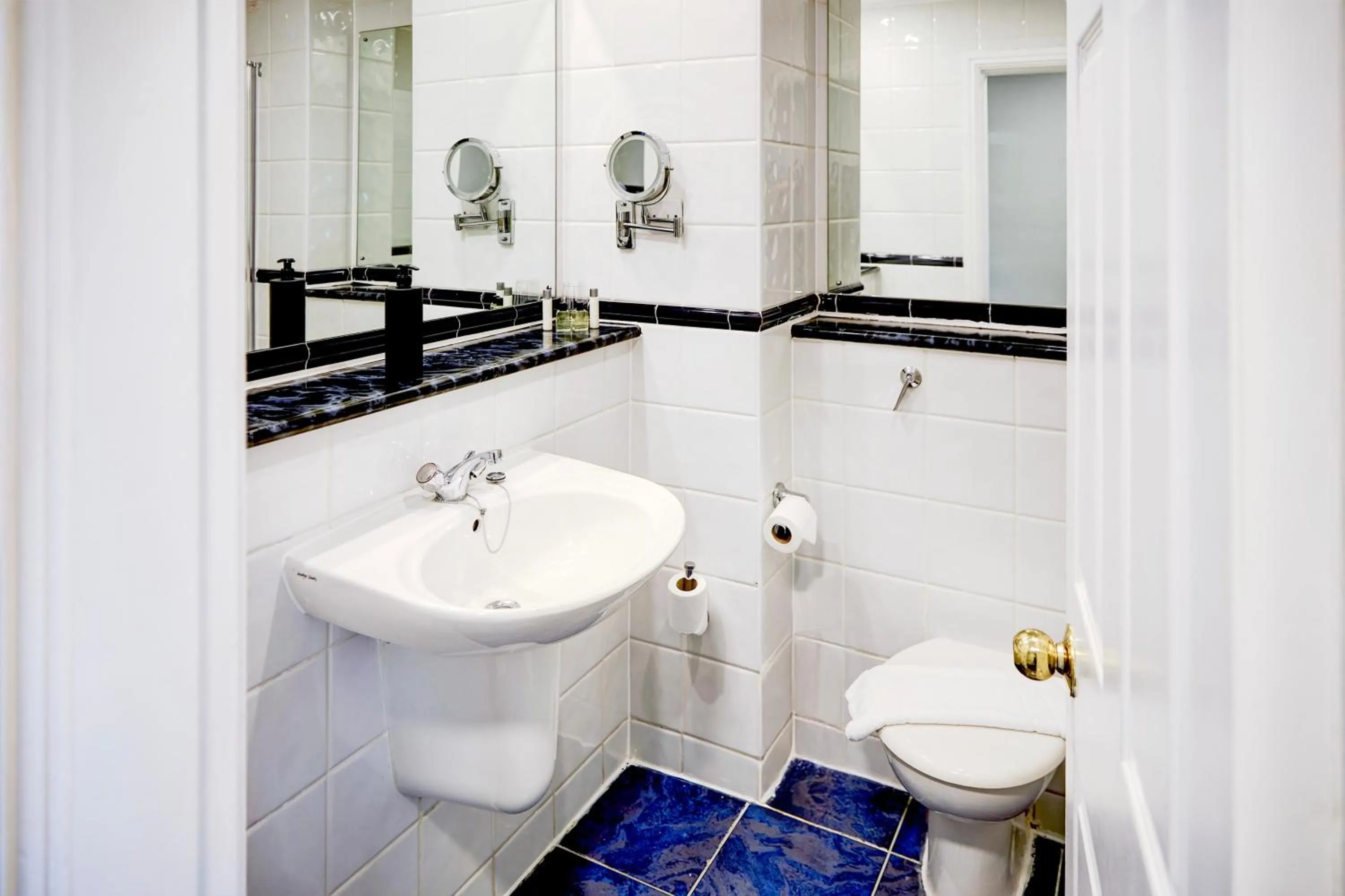 Bathroom in Warwickshire Park Hotel Kenilworth by Belvilla