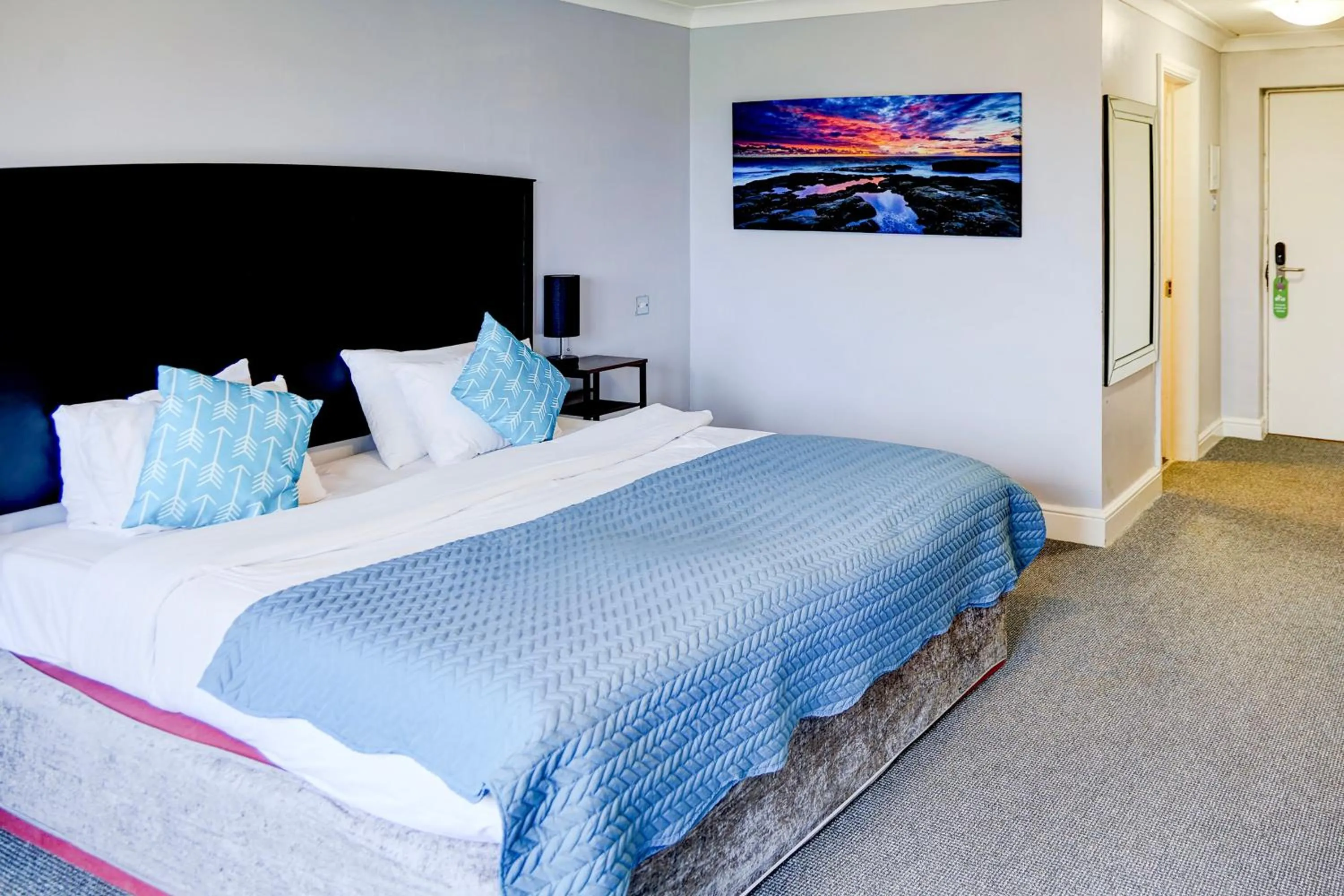 Bedroom, Bed in Warwickshire Park Hotel Kenilworth by Belvilla