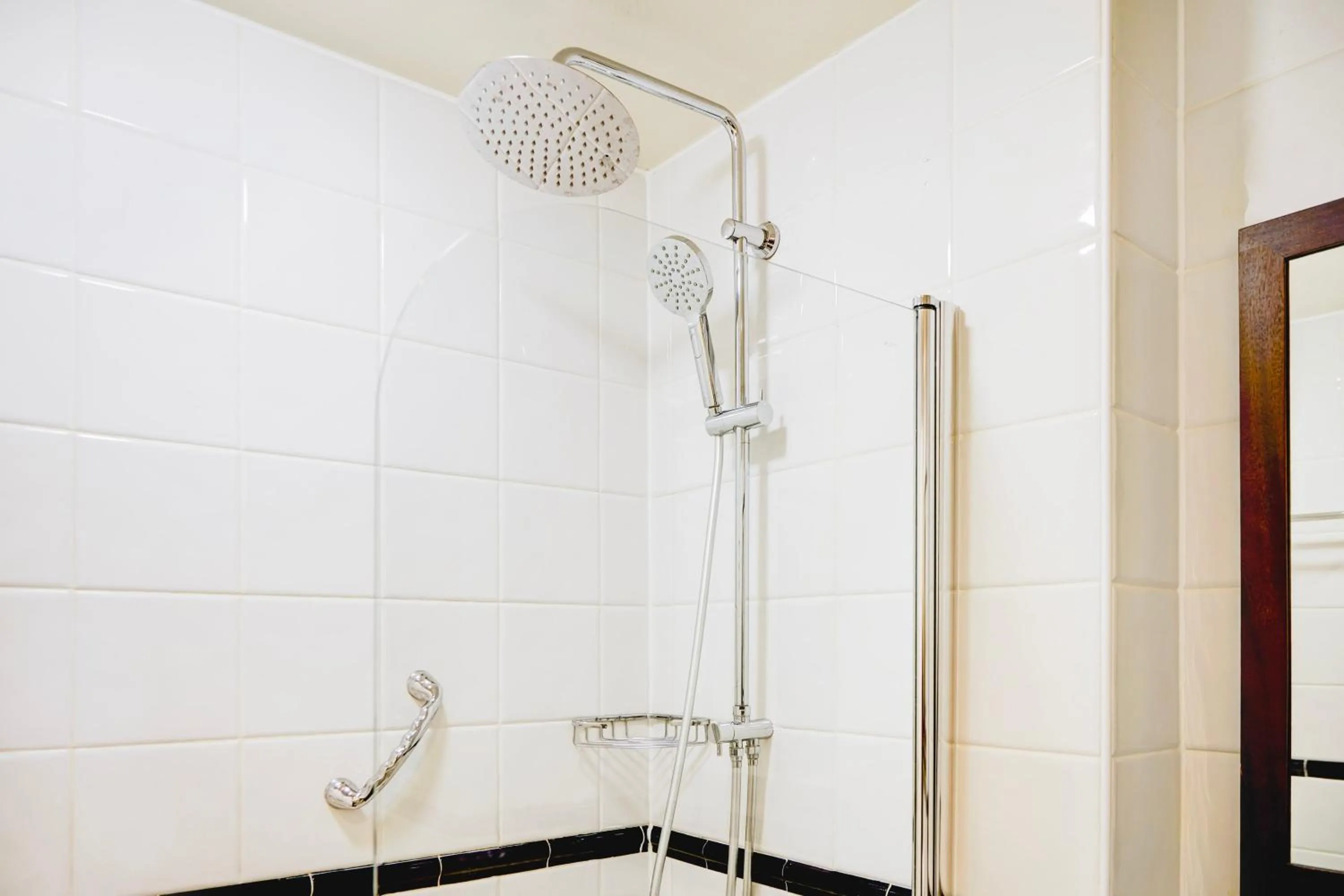 Bathroom in Warwickshire Park Hotel Kenilworth by Belvilla