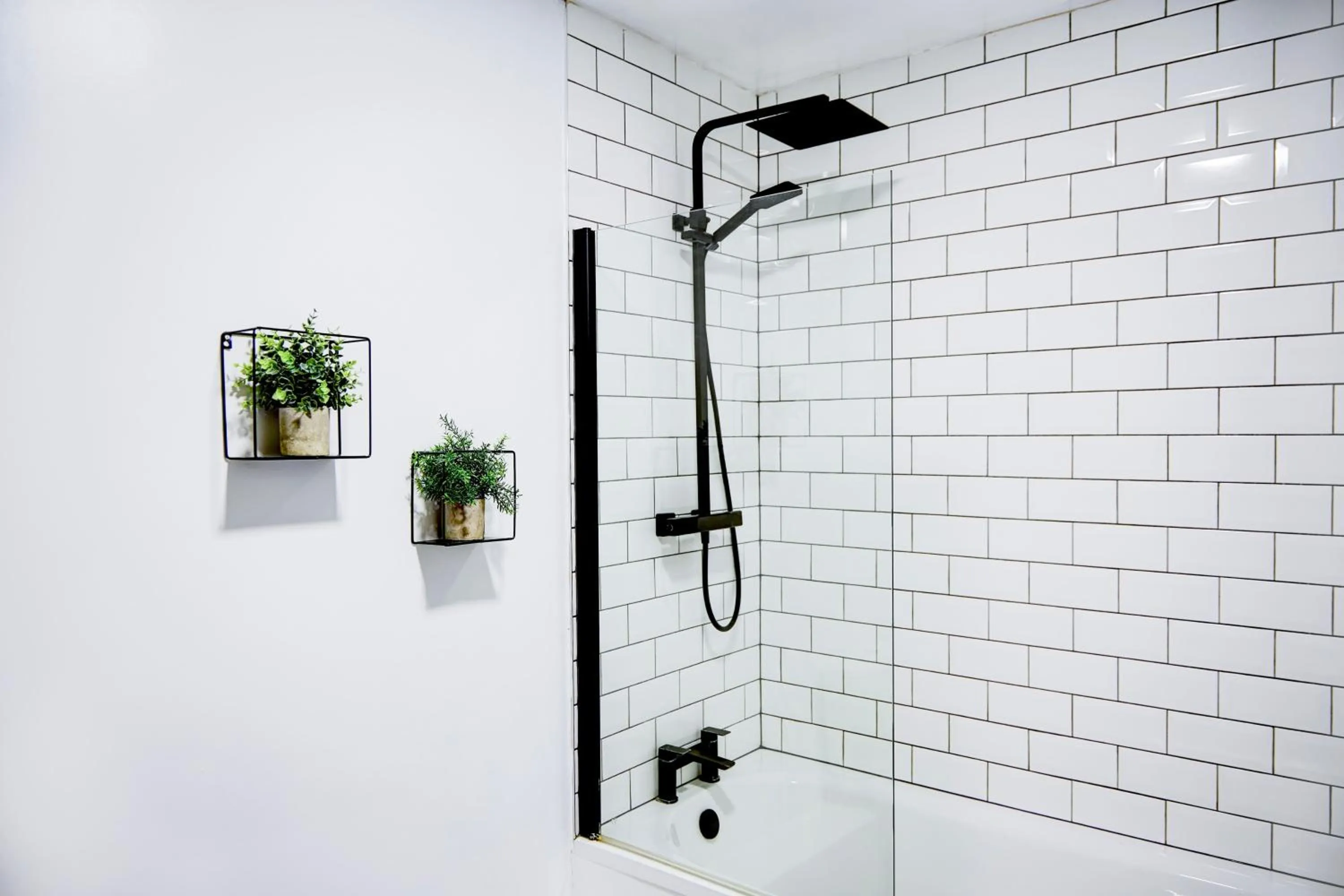 Bathroom in Warwickshire Park Hotel Kenilworth by Belvilla