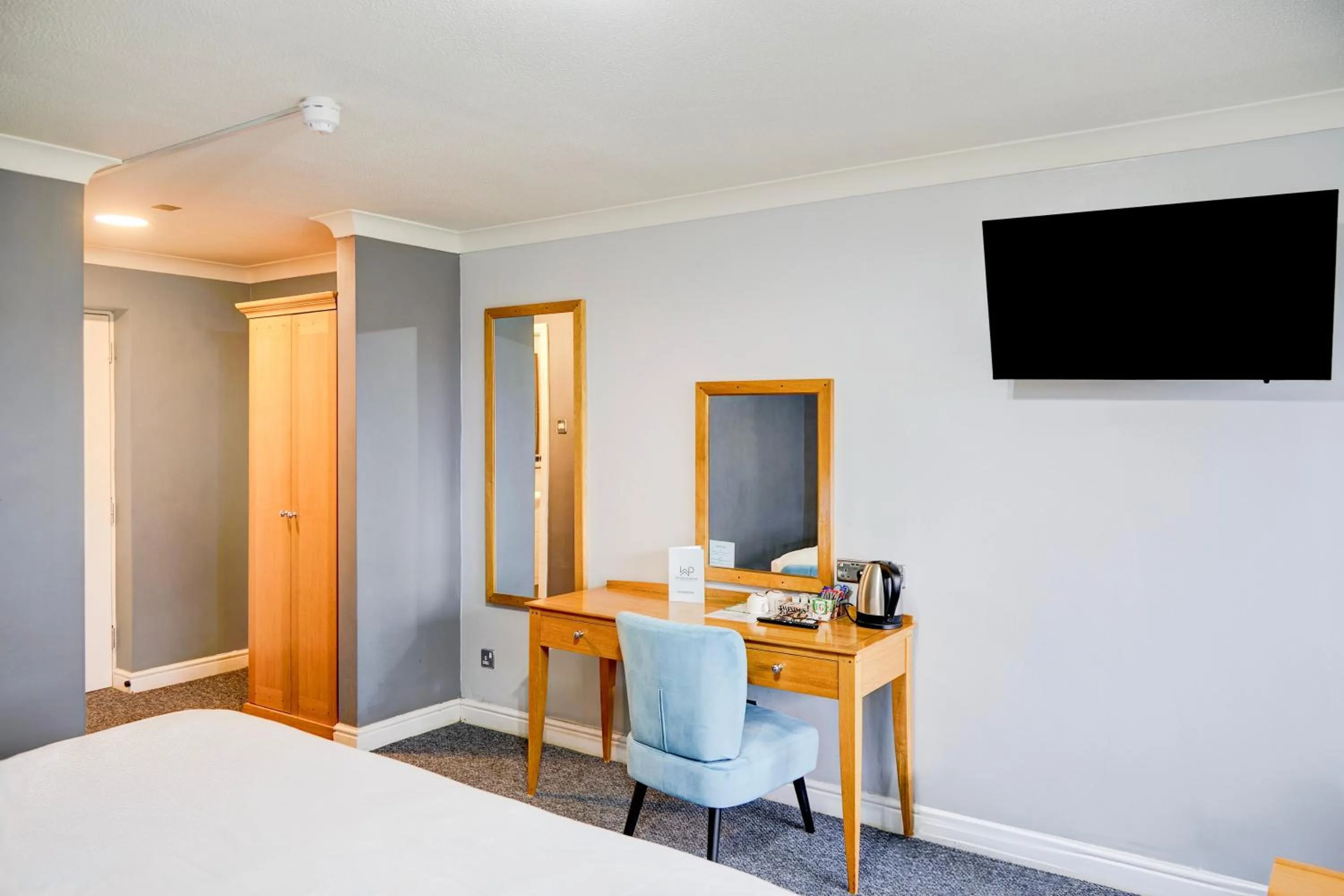 Bedroom, Bed in Warwickshire Park Hotel Kenilworth by Belvilla